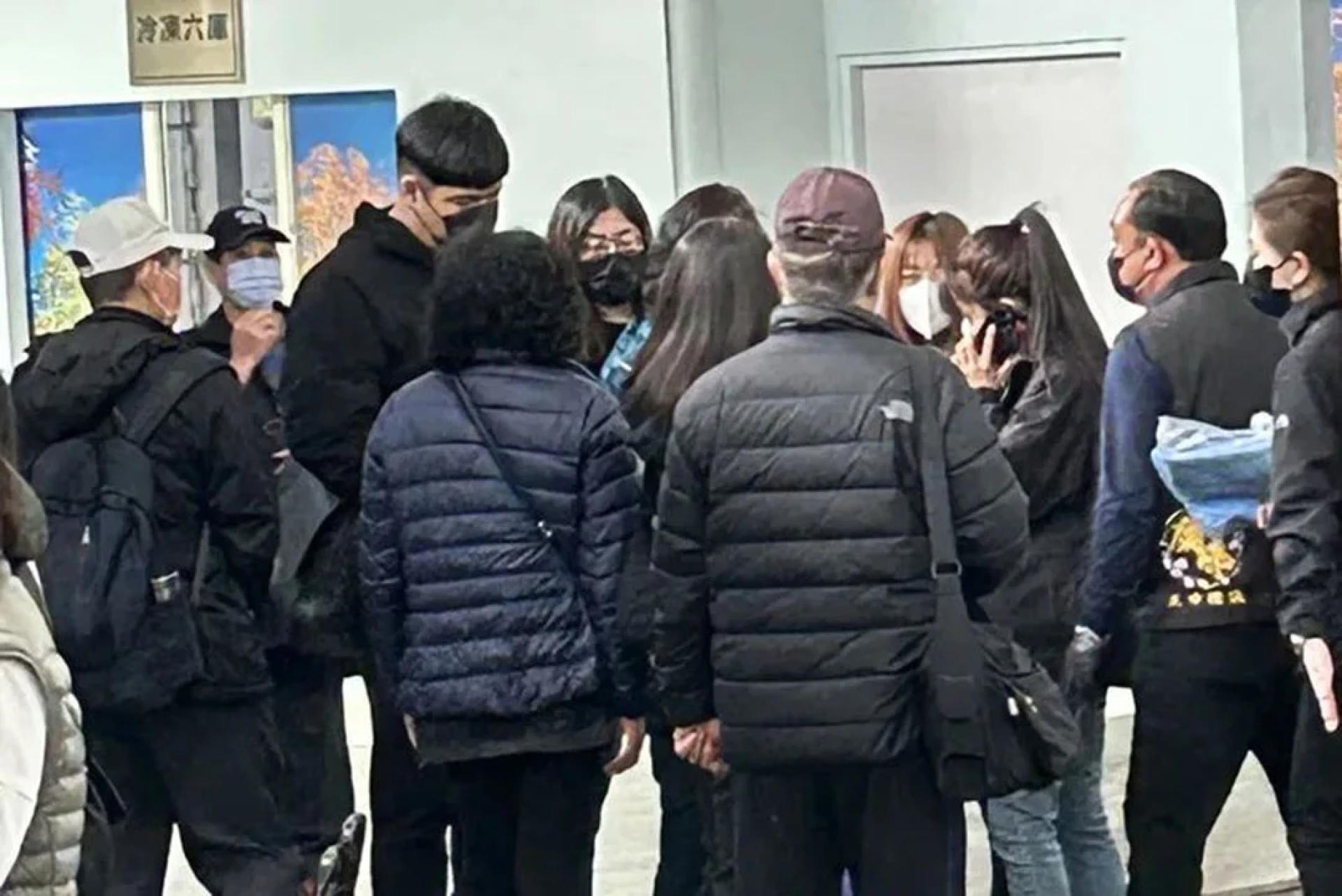 林姓女楼管大姑向新光三越代表痛诉，“她头一边都不见了，后脑还一直流血…”，疼爱女儿的父母及男友，更是一旁掩泪。