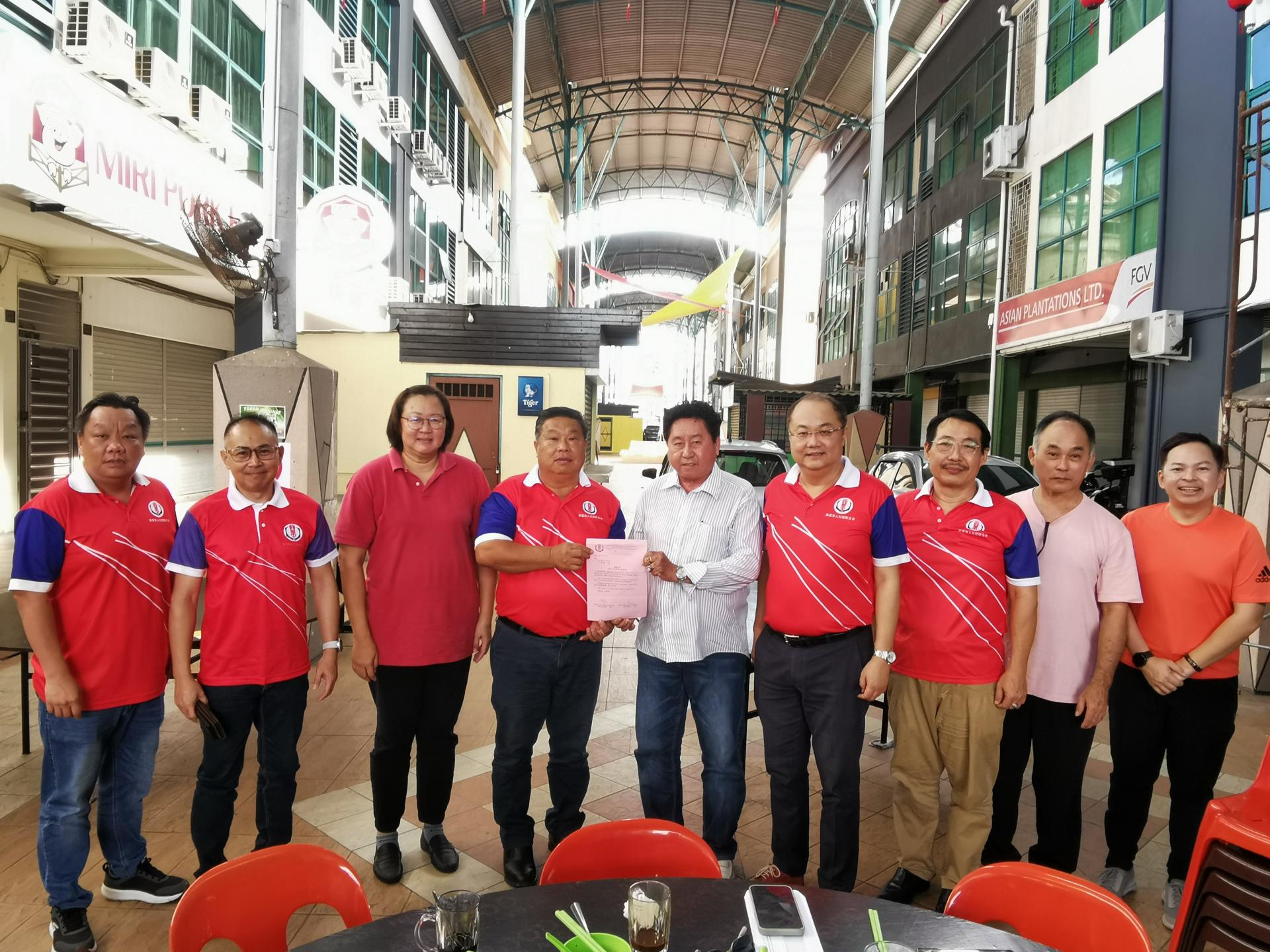 筹备会主席拿督阮兴德（左4）移交邀请函予石山客家公会主席李恩光（右5）。右4为会长拿督吴健平。