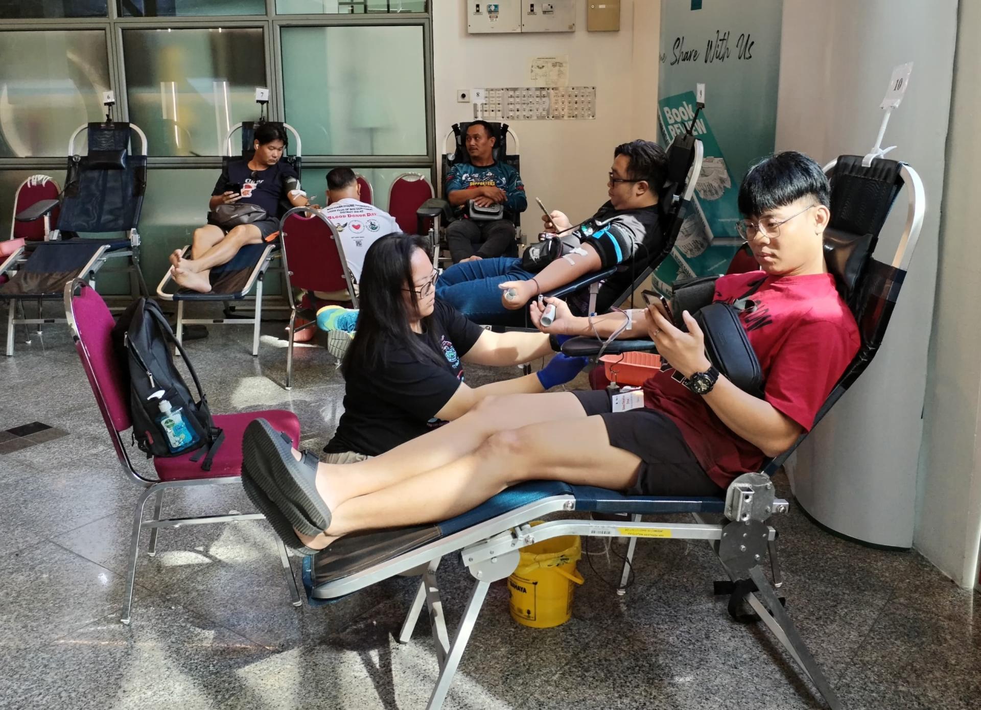 民众在美里电子图书馆与美里医院血库联办的捐血运动上捐血。