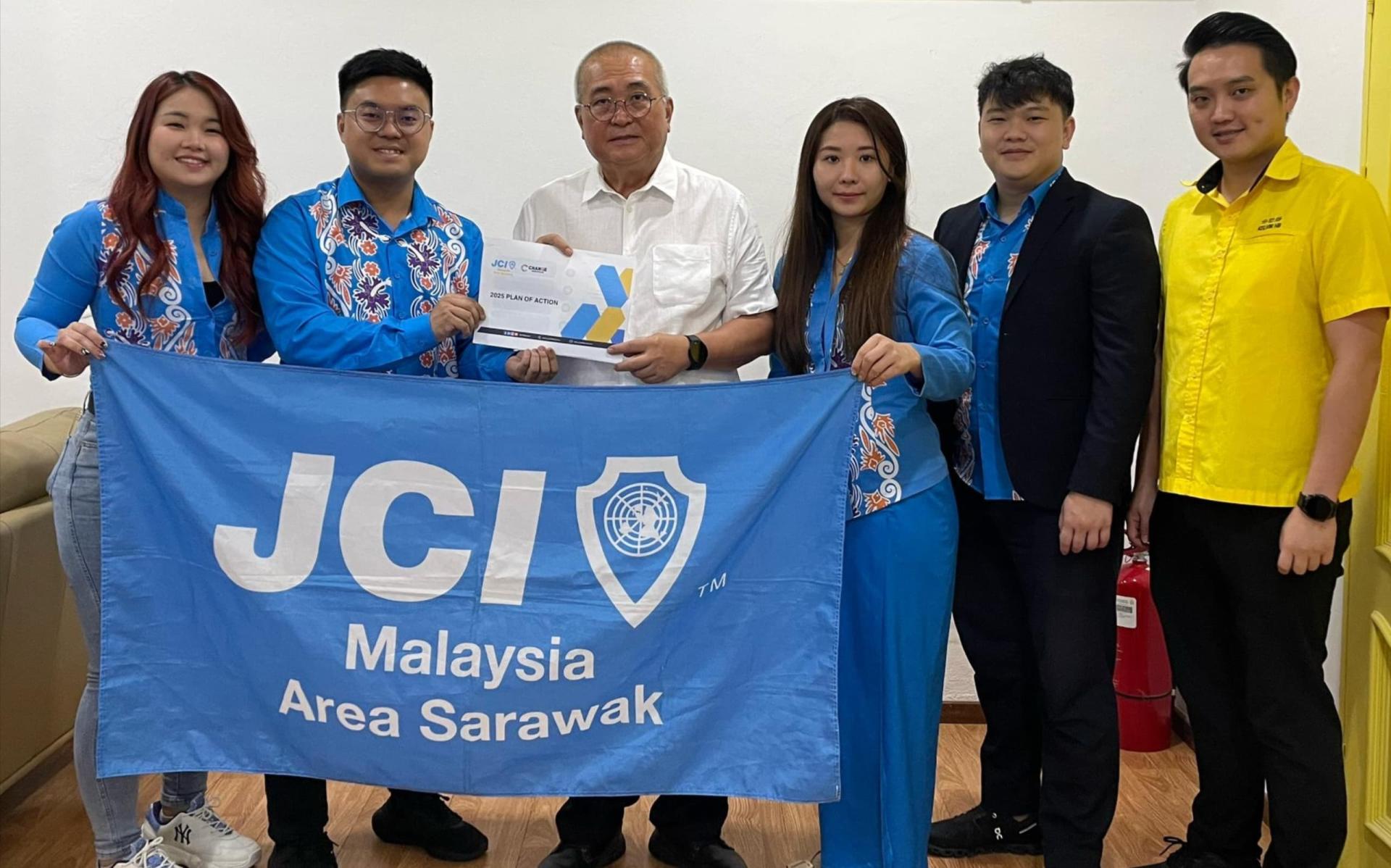 马来西亚国际青年商会署理总会长兼砂拉越分区主席陈振杰（左2）移交报告给美里市长俞小珊。右为砂人联党埔奕支部青年团团长许勋扬。