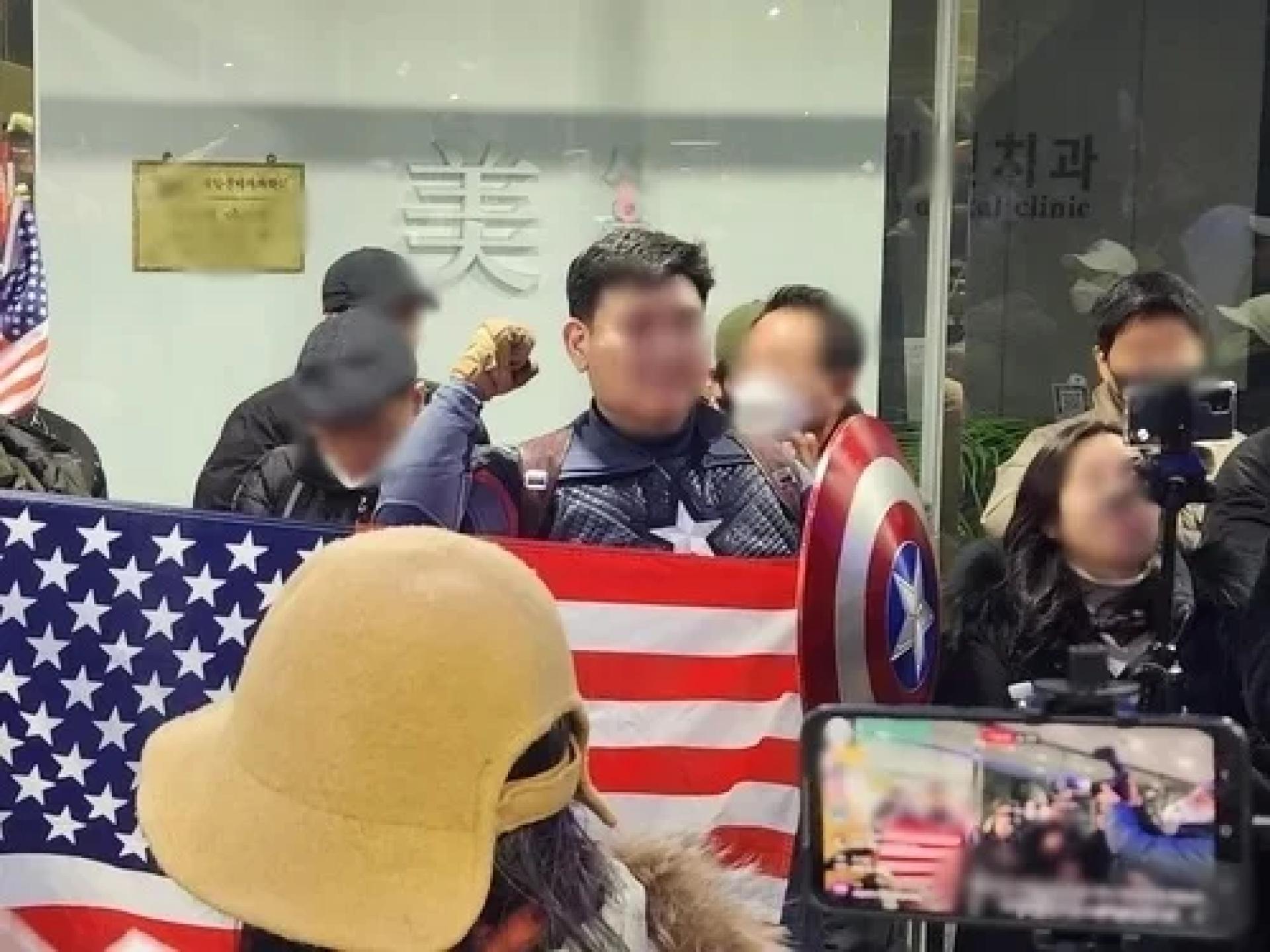 男子身穿漫威电影中超级英雄“美国队长”的战服。（图：韩联社）