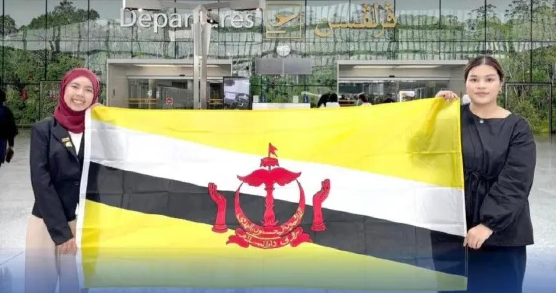 汶莱2名青年代表在汶莱国际机场合影