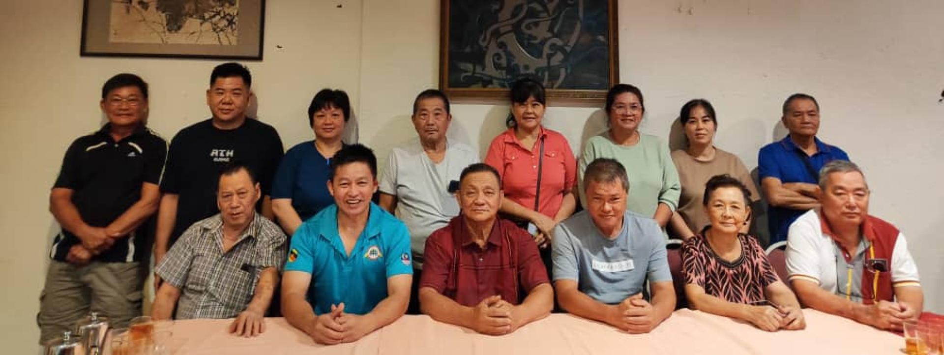 美里小贩联合会2025-2026新届理事会成员合影。前排左3  为主席张启创。