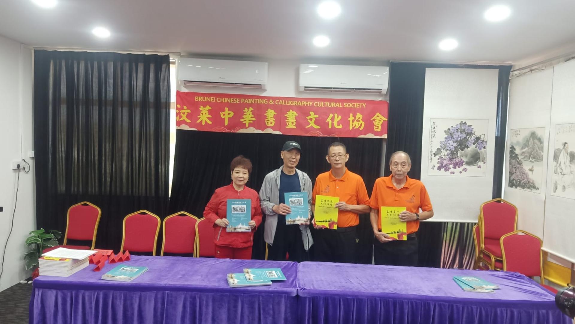 中华书画文化协会会长杨镇声、署理会长俞庆在律师与梅钰及中国国家一级美术师强博互赠纪念品