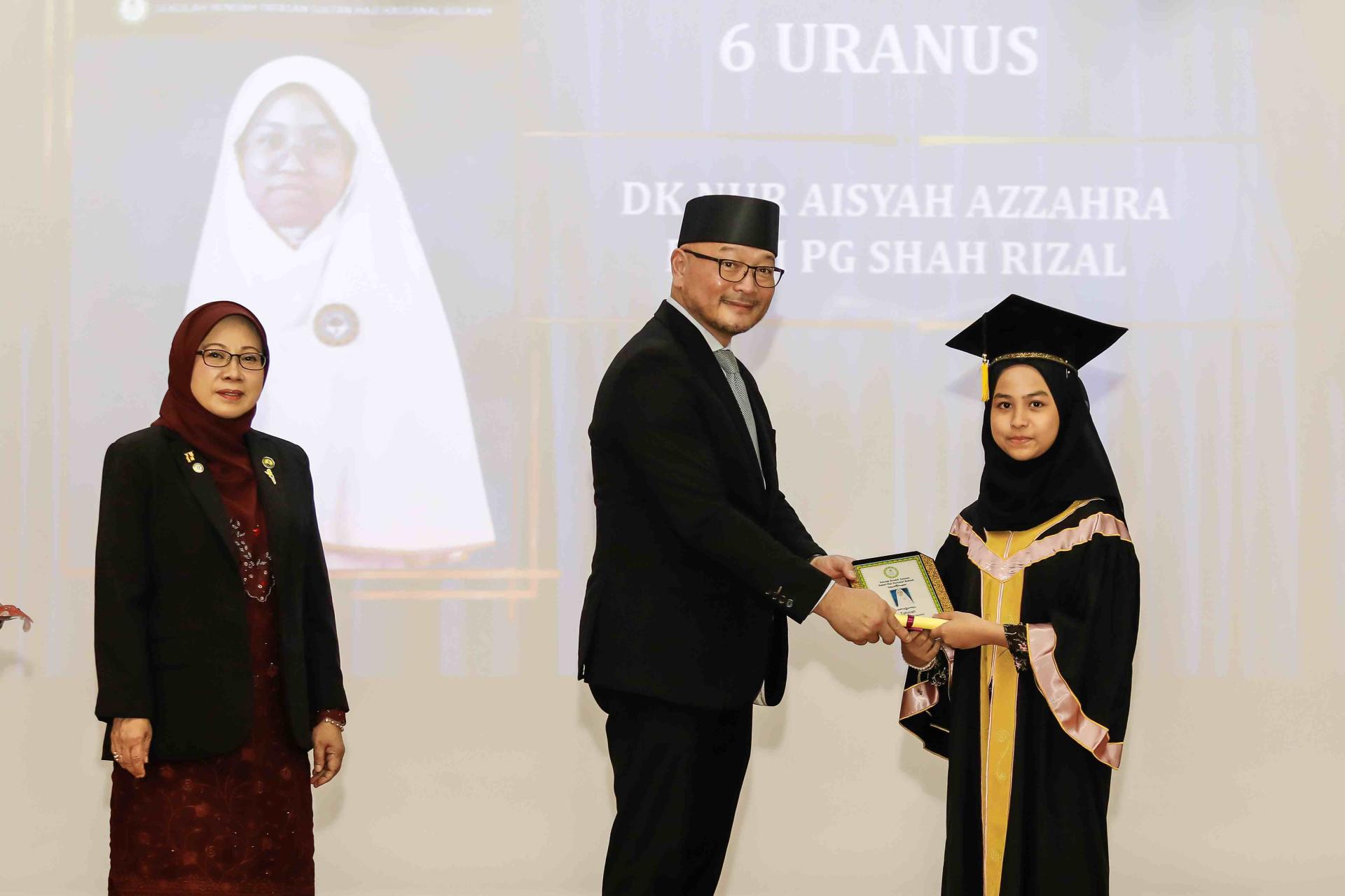 主賓AHMAD JEFRI BIN ABDUL RAHMAN頒發畢業証書