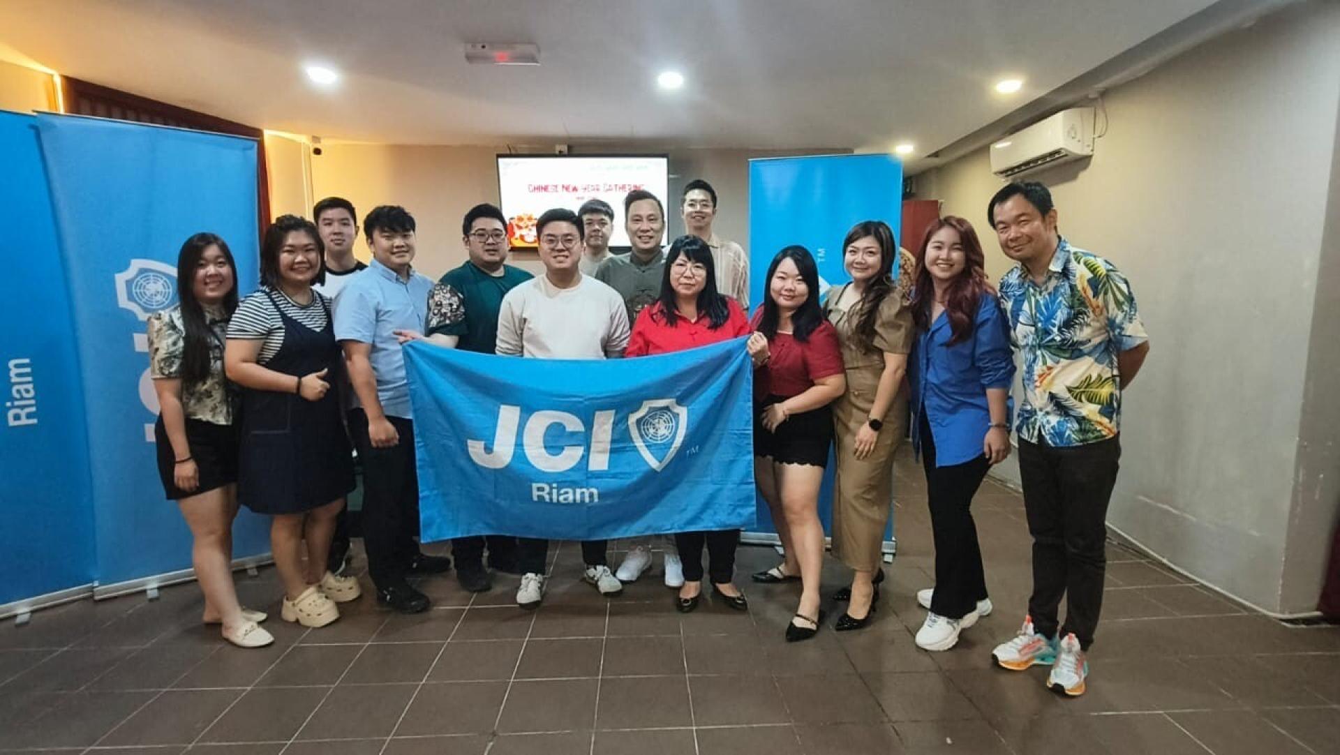 出席美里区新年聚餐者合影。左5為廉律青年商会会长许勋耀及左6全国青年署理总会长兼砂拉越区域主席陈振杰。