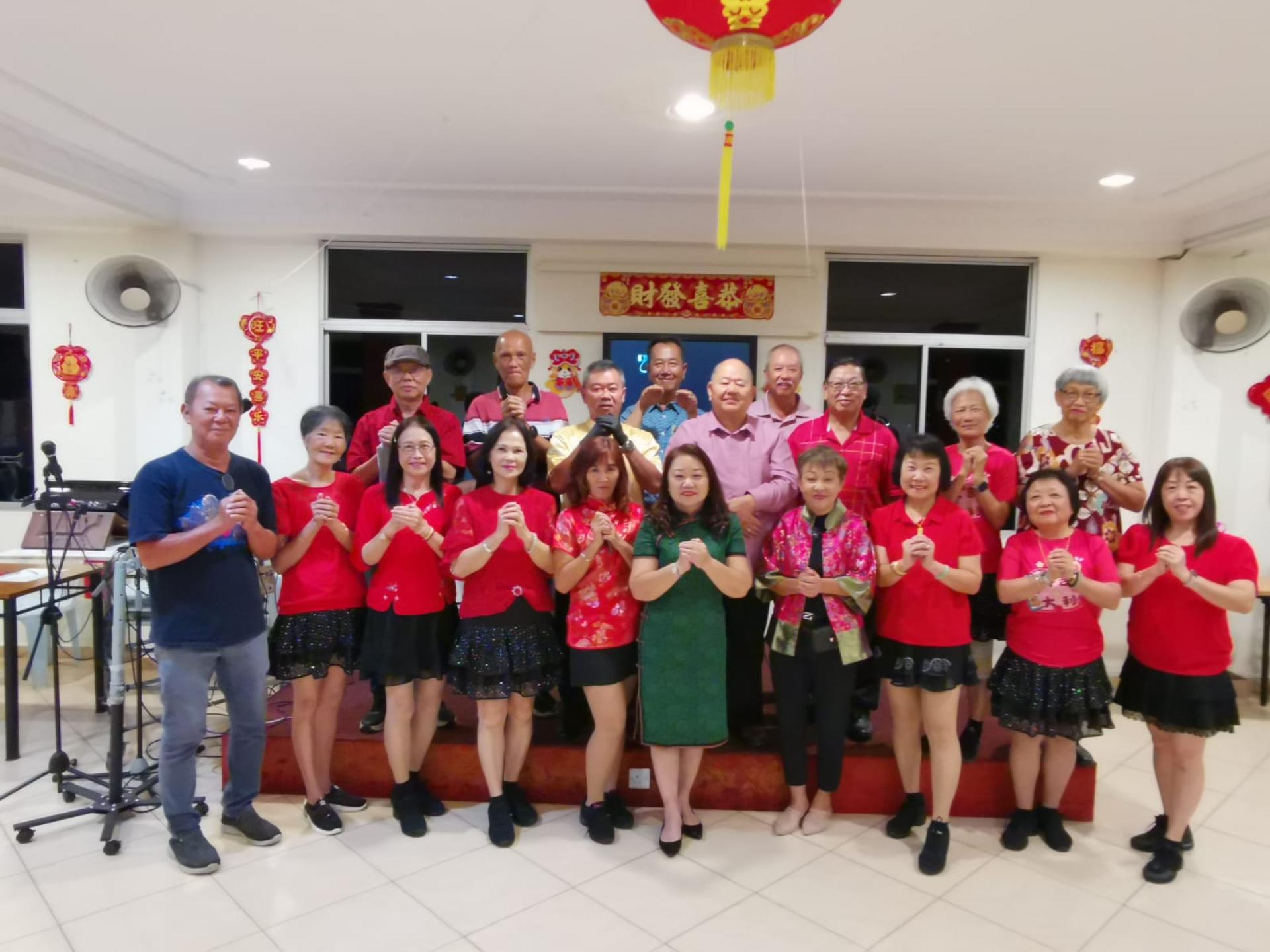 配合华人农历新年，汶莱广惠肇公会于昨晚在该会会所礼堂举行乙已年新春联欢会活动，理事们大合照
