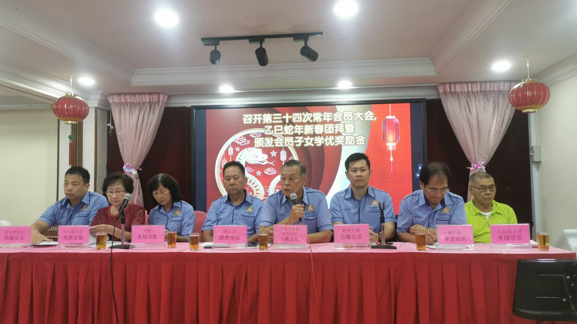 美里省高阳许氏公会召开第34次年度会员大会。左起为青年团团长许佳顺，妇女组主任许美娇  ，财政许美链，副主席许清祥，主席许为隆，署理主席许信隆，以及乐龄组主任许秀国。