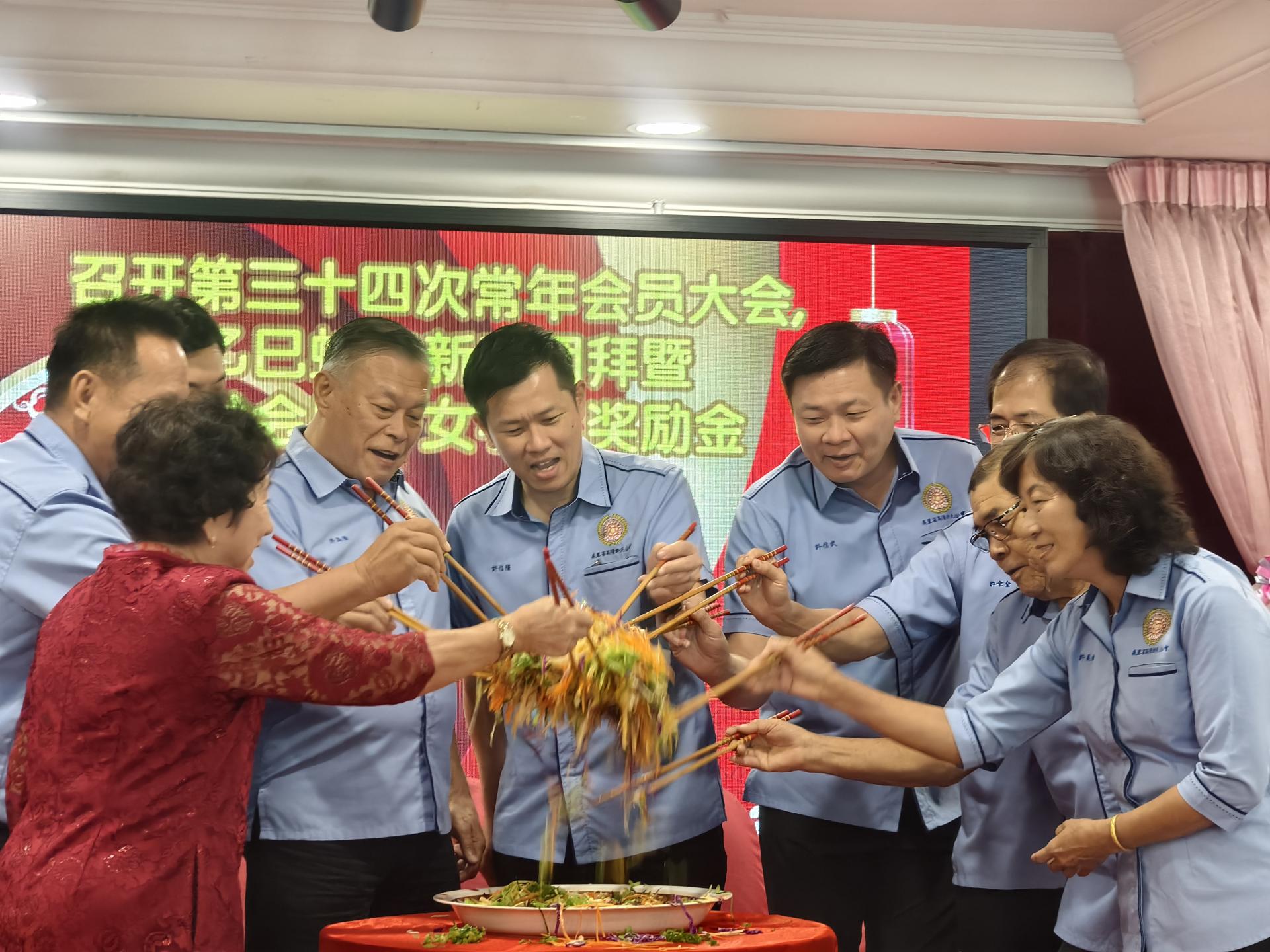 主宾座上台一起进行捞生仪式。