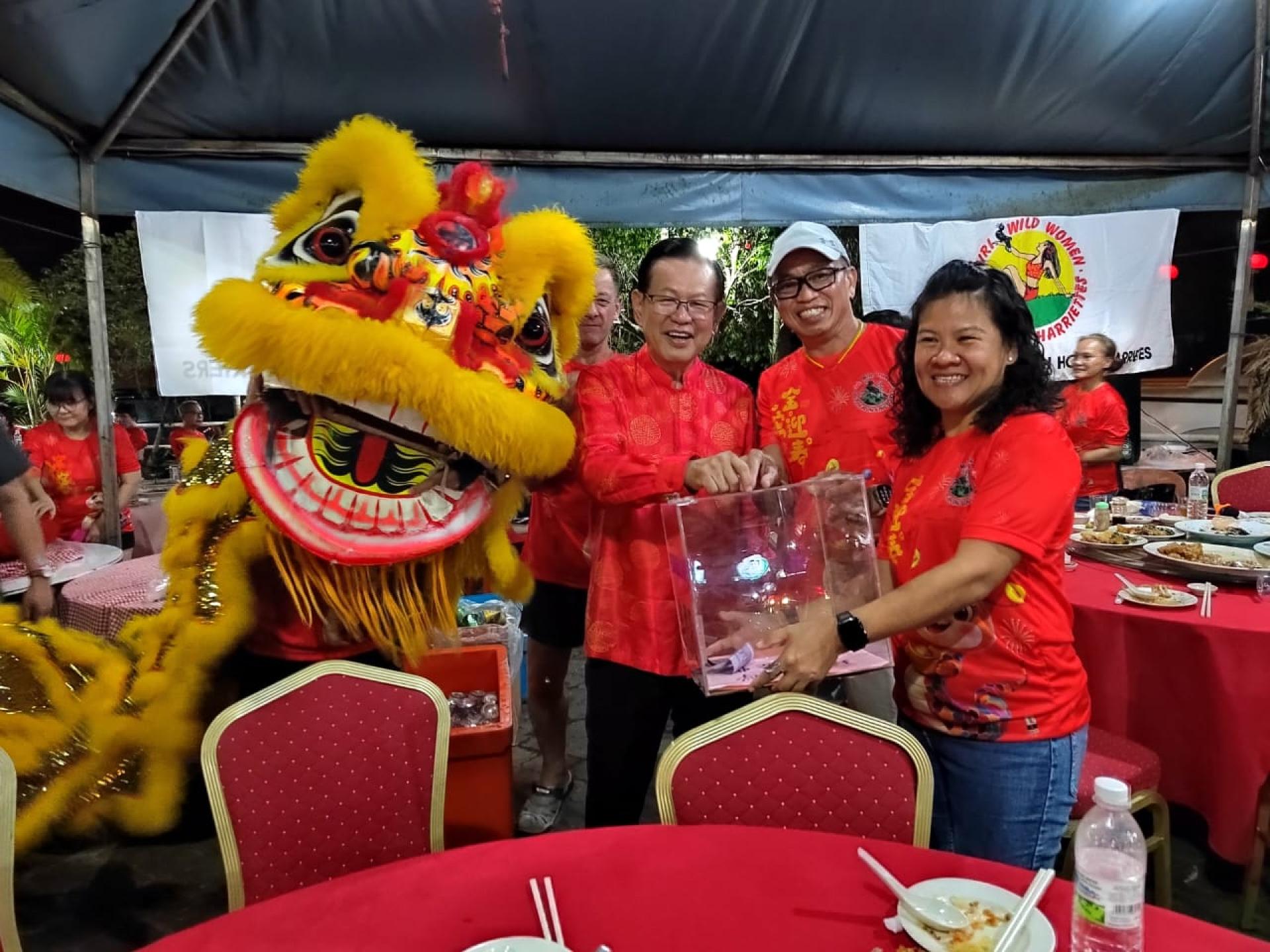 拿督斯里李景胜率先为华校筹款，将款项投入筹款箱，以行动支持教育发展。