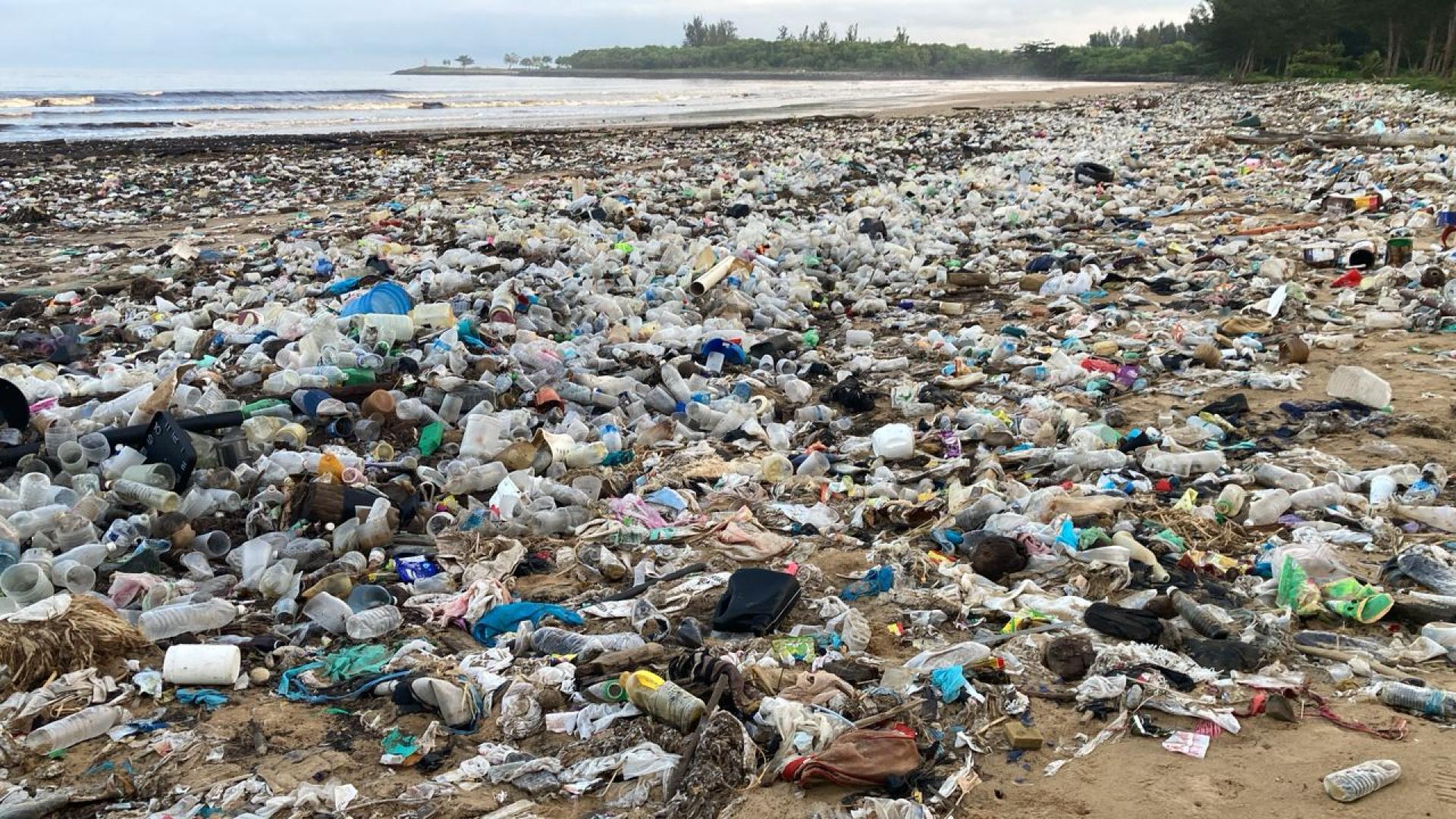 美里滨海城海滩密布数以万计的塑胶瓶与各种废物。