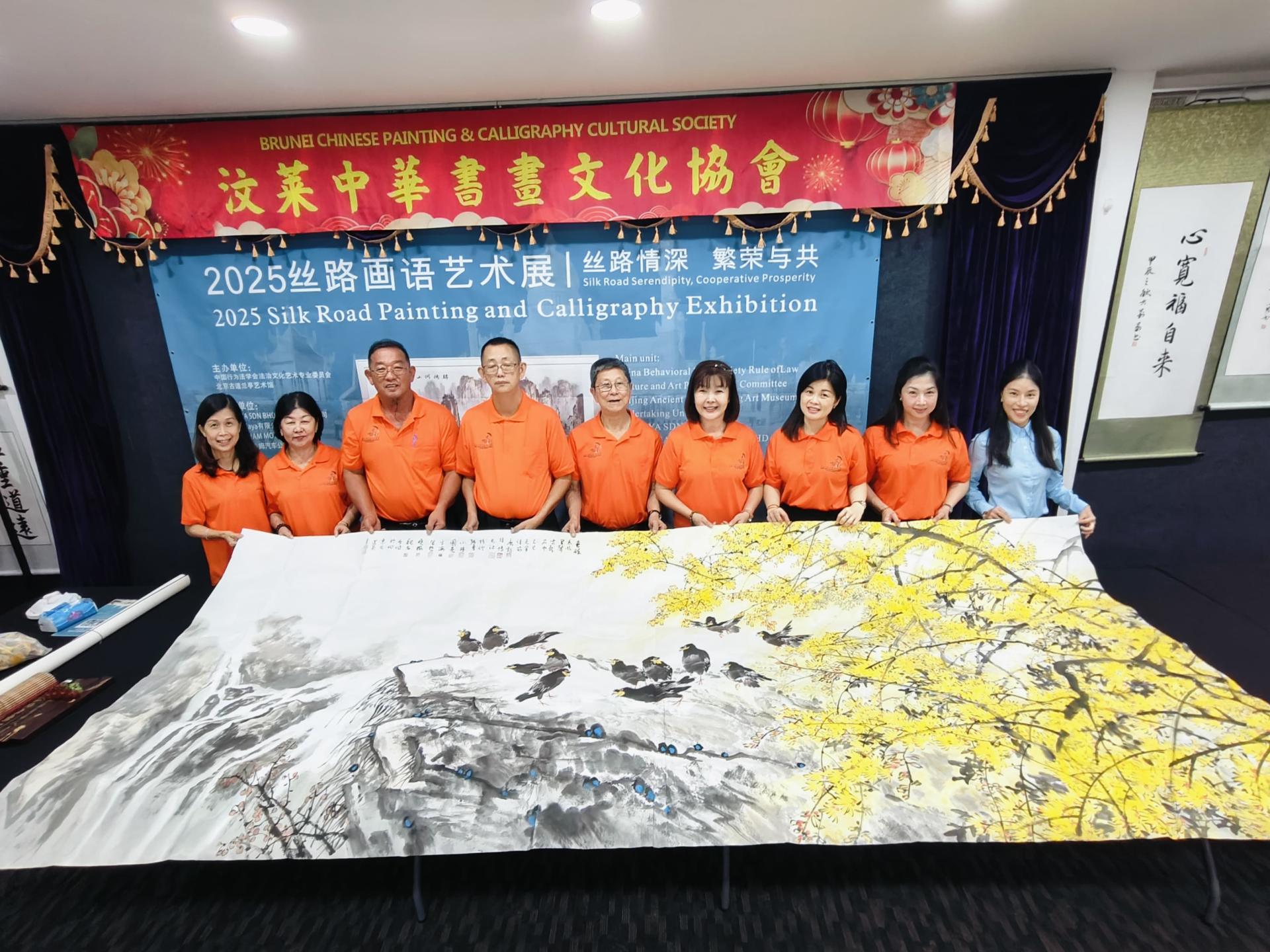 文协理事展示十余名中国艺术家在汶莱联手绘制的巨幅画作