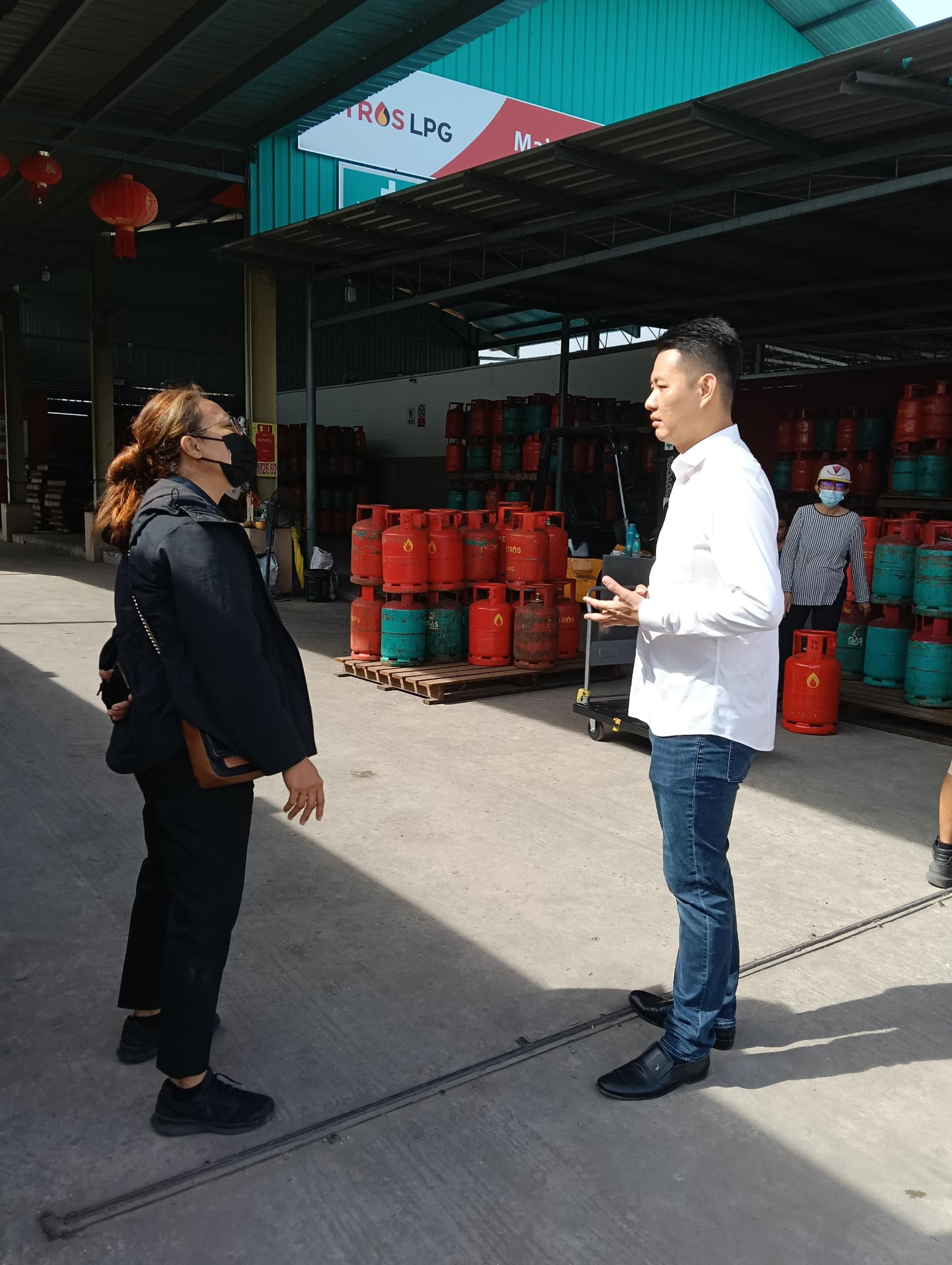 林思健律师（右）关心煤气桶短缺问题，亲自到煤气供应商工厂了解最新情况，并听取砂石油公司美里官员给予汇报。