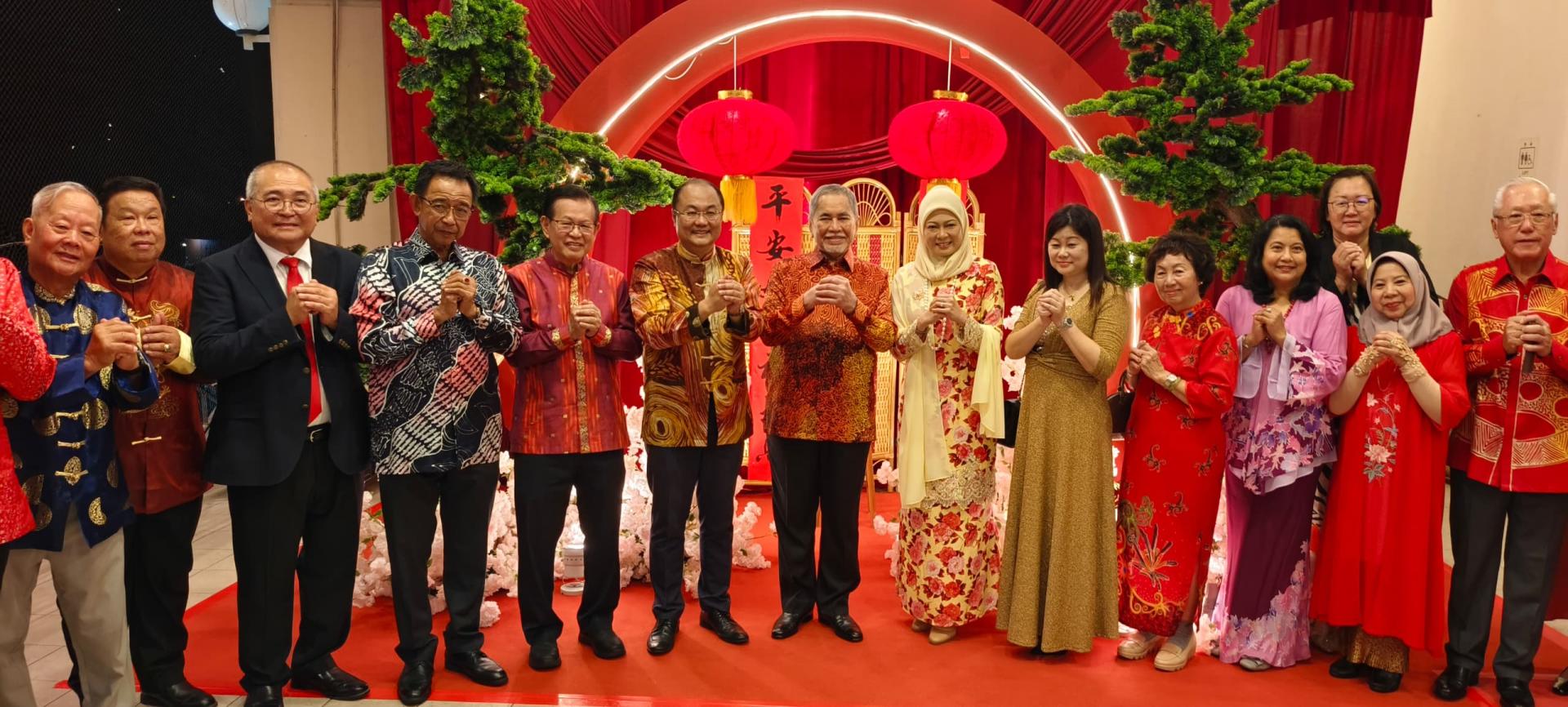 砂元首敦丕显斯里旺朱乃迪（左7）及砂元首后杜潘拿督巴丁宜弗兹雅（左8）莅临美里省华总  2025乙巳年新春大团拜晚宴，与众嘉宾于打卡区合影贺节。