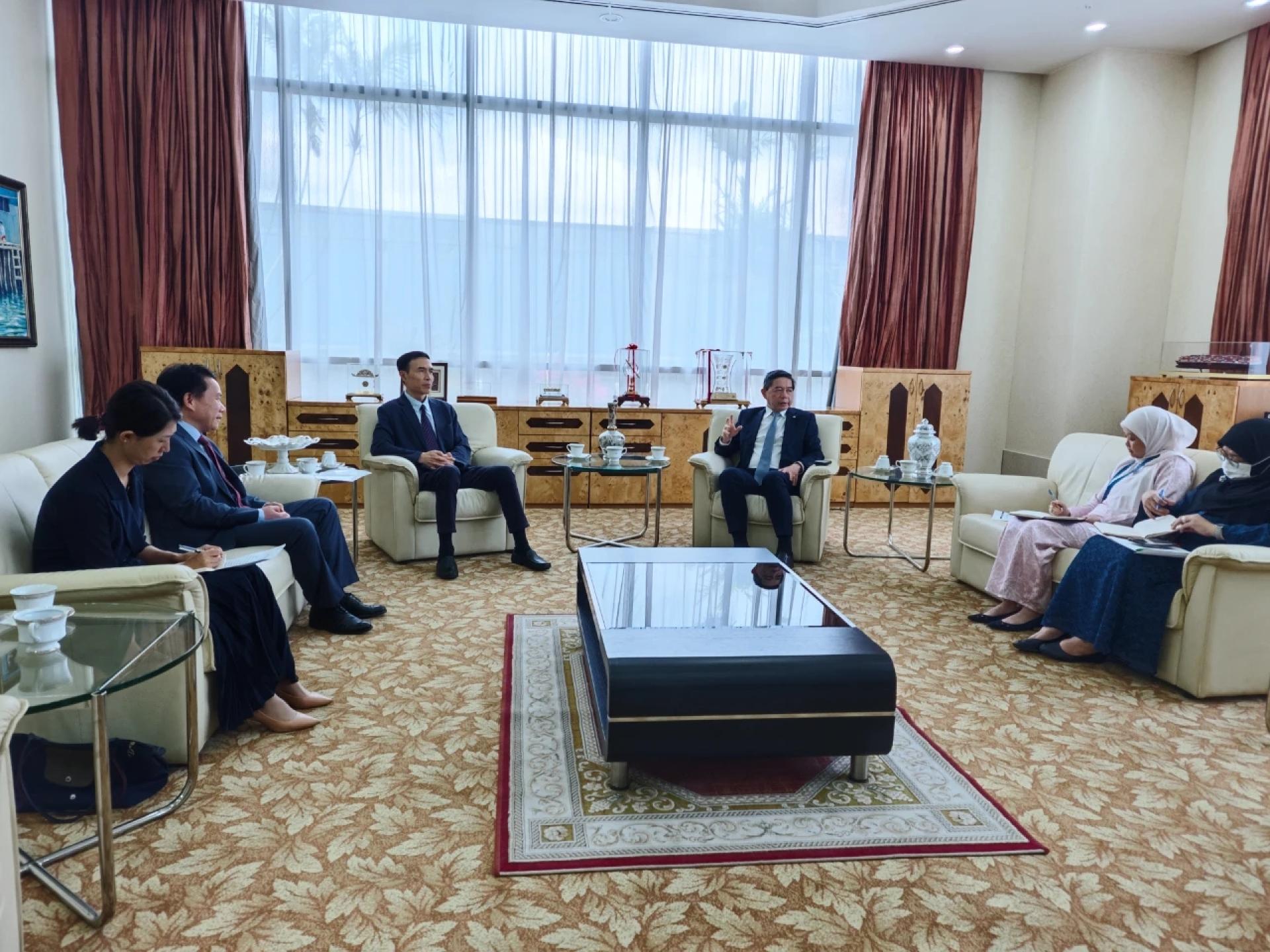 中国驻汶莱大使肖建国日前会见汶莱首相府部长兼第二财经及经济部长拿督刘光明