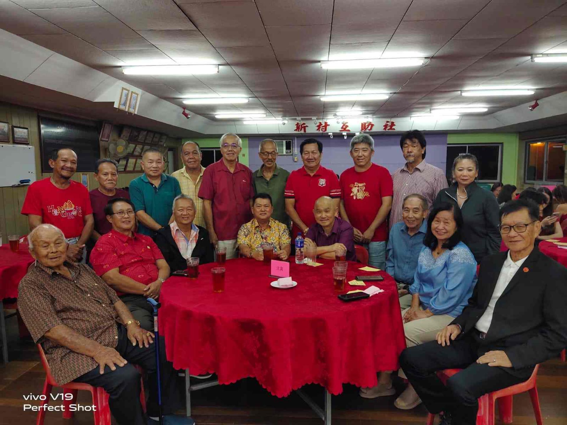 主席杨赵明，副主席王建龙，第二副主席余大雅及理事们与永久名誉主席刘小源，前任主席杨细葆，法律顾问俞庆在律师，书法家杨赐秋及蔡仔运等人合影于晚宴。