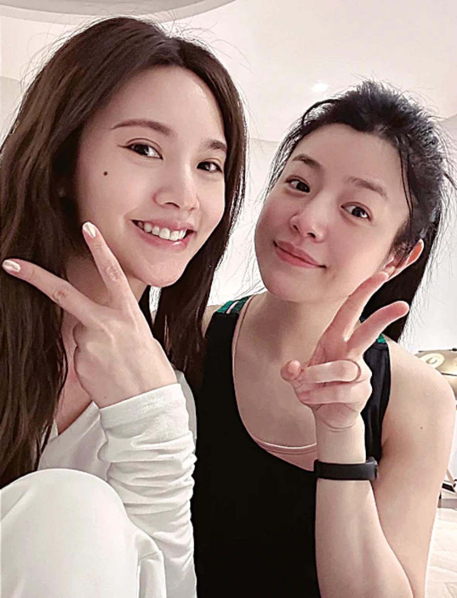 杨丞琳（左）过去经常晒出和陈妍希的合影。