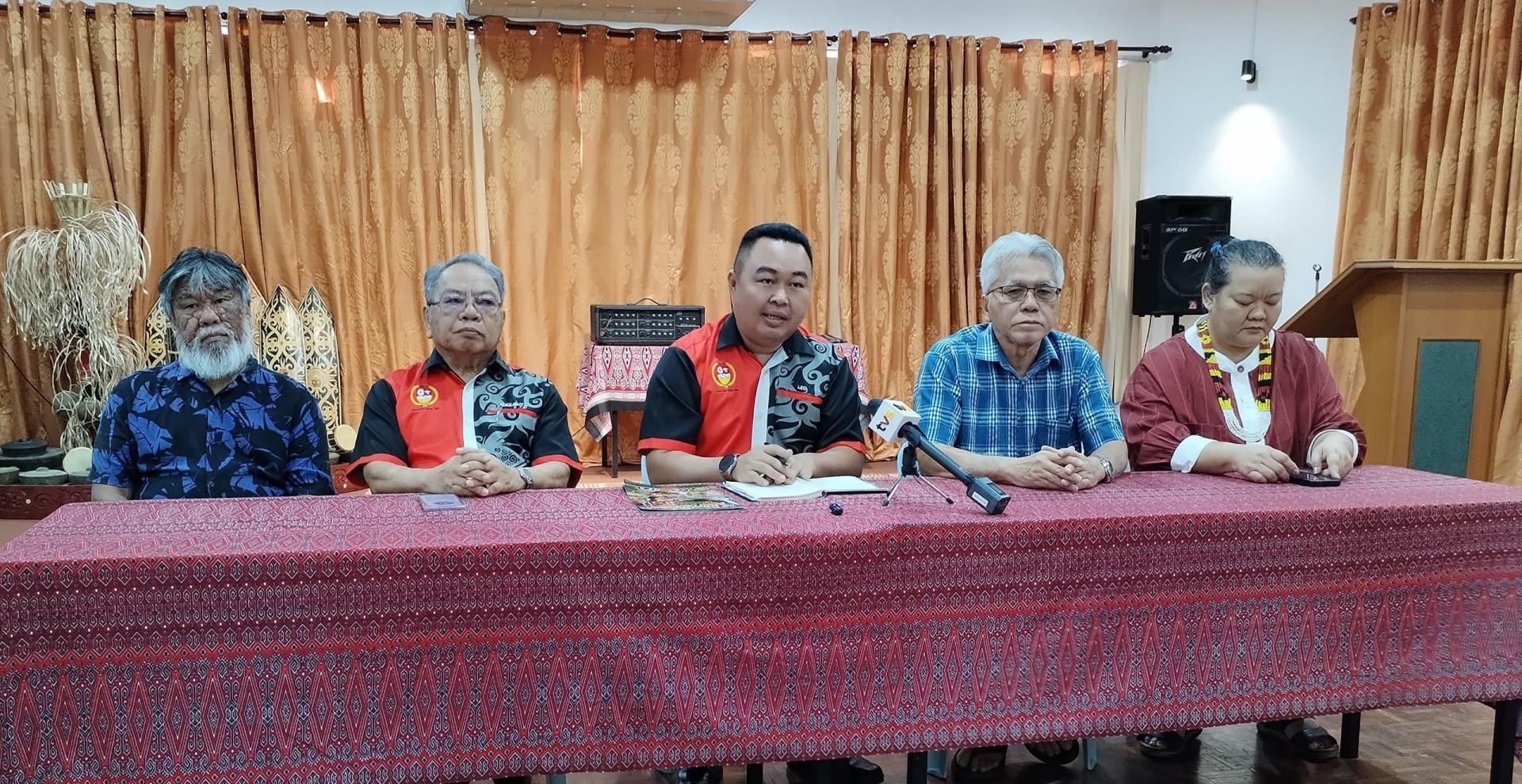 筹备会主席利奥布旦（中）主持第 19 届美里区达雅节庆典新聞發布會。