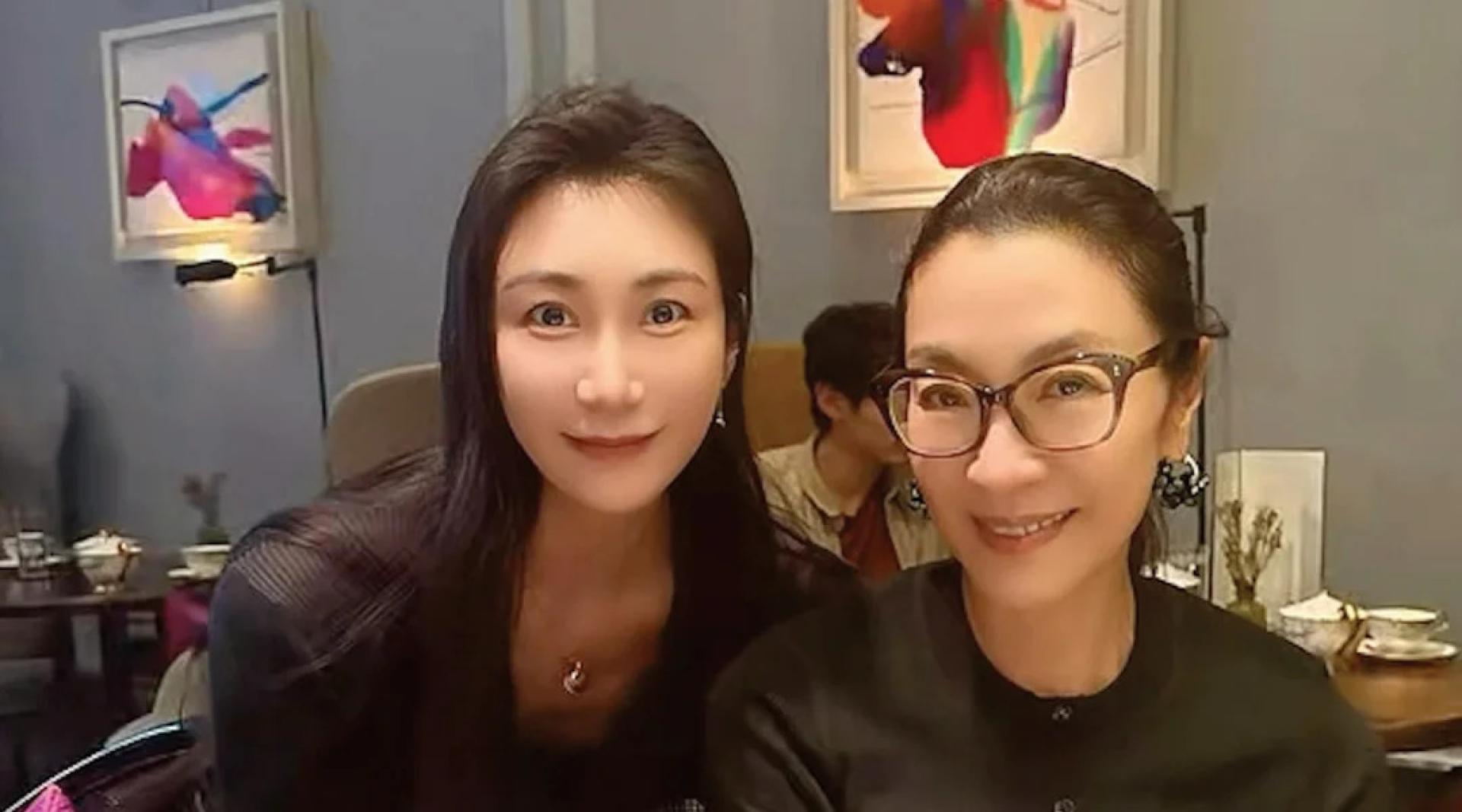幸运网友在伦敦下午茶时捕获杨紫琼（右）。