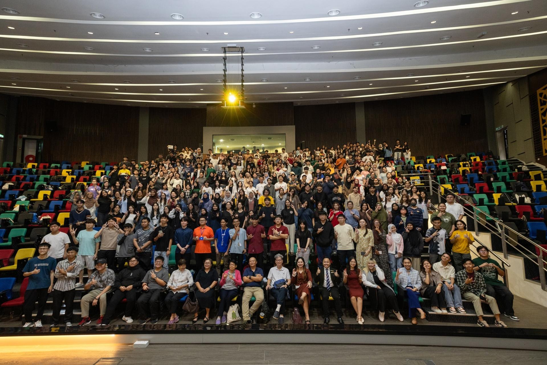 科廷大学2025年英语增强计划新生合影。