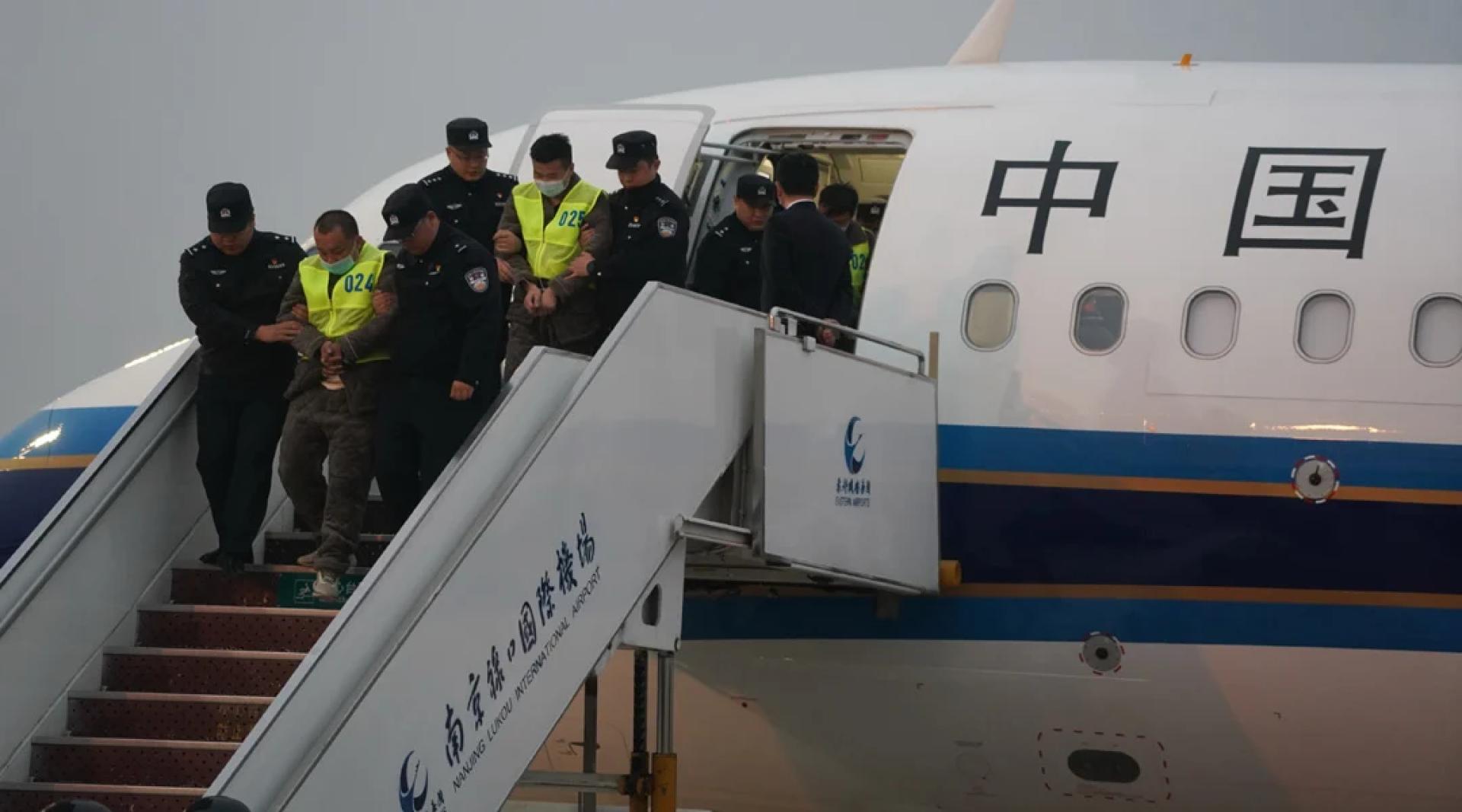 中国民航包机降落在江苏南京禄口国际机场。（图：新华社）