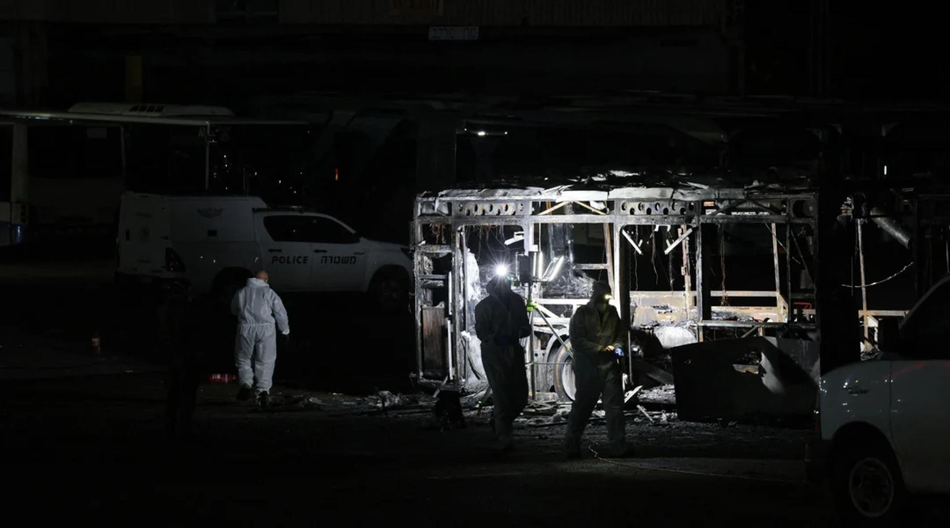 以色列安全部队和拆弹部队20日被派往巴特亚姆市公共汽车爆炸现场进行调查。