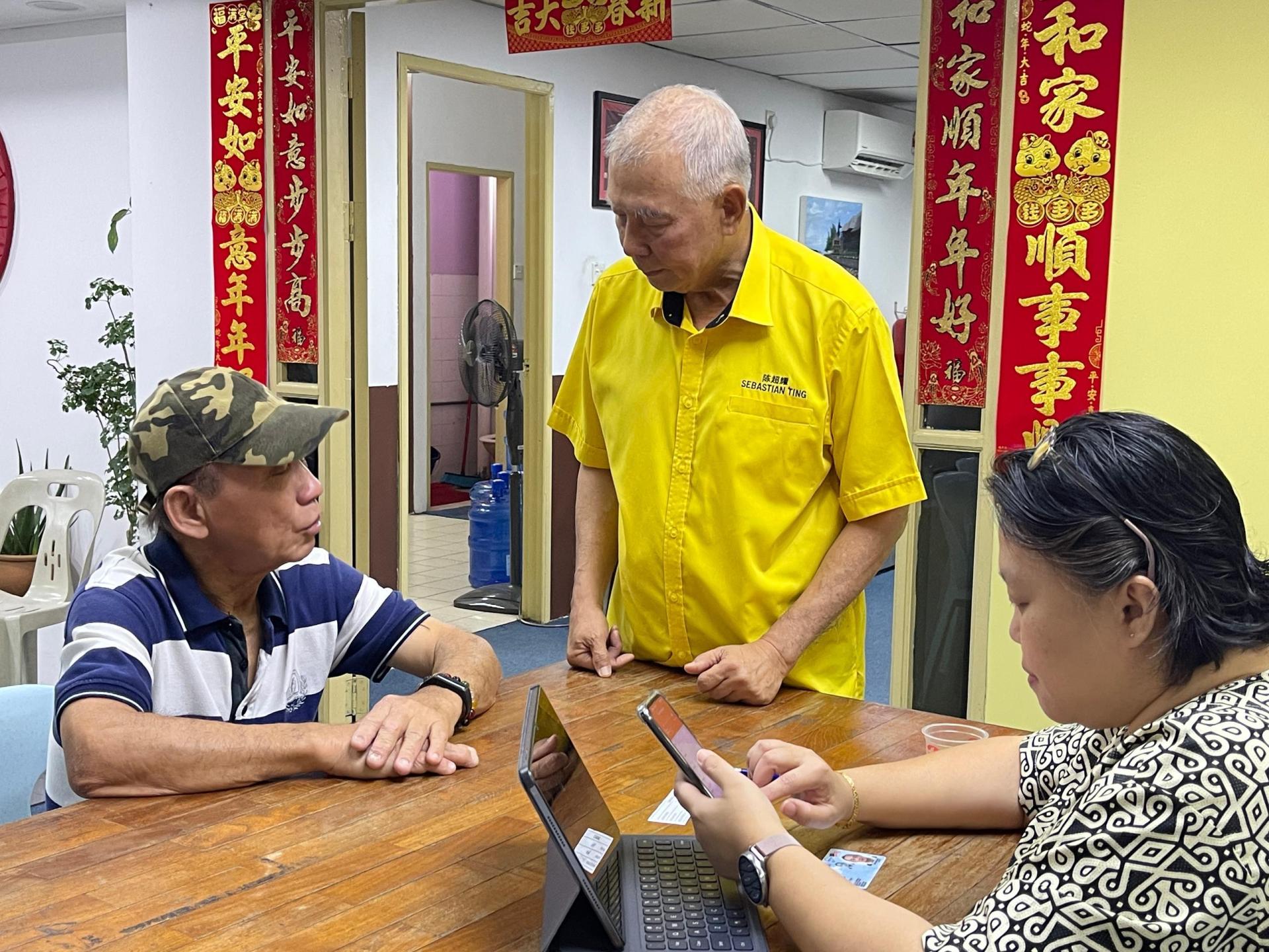 砂旅游部副部长拿督陈超耀（中）与民众进行交流。