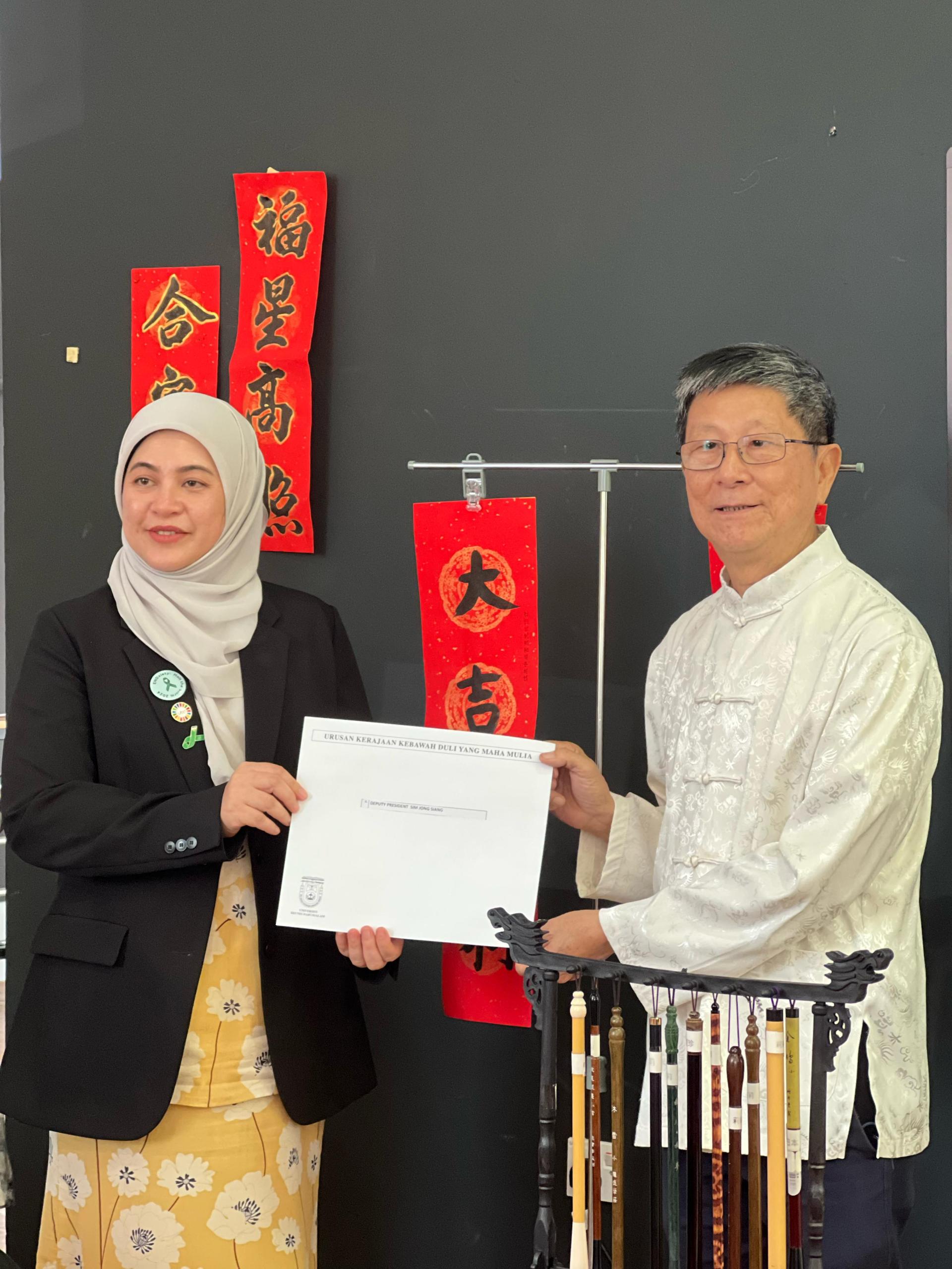 汶大代助理副校长玛蒂娜颁发感谢状于沈仁祥