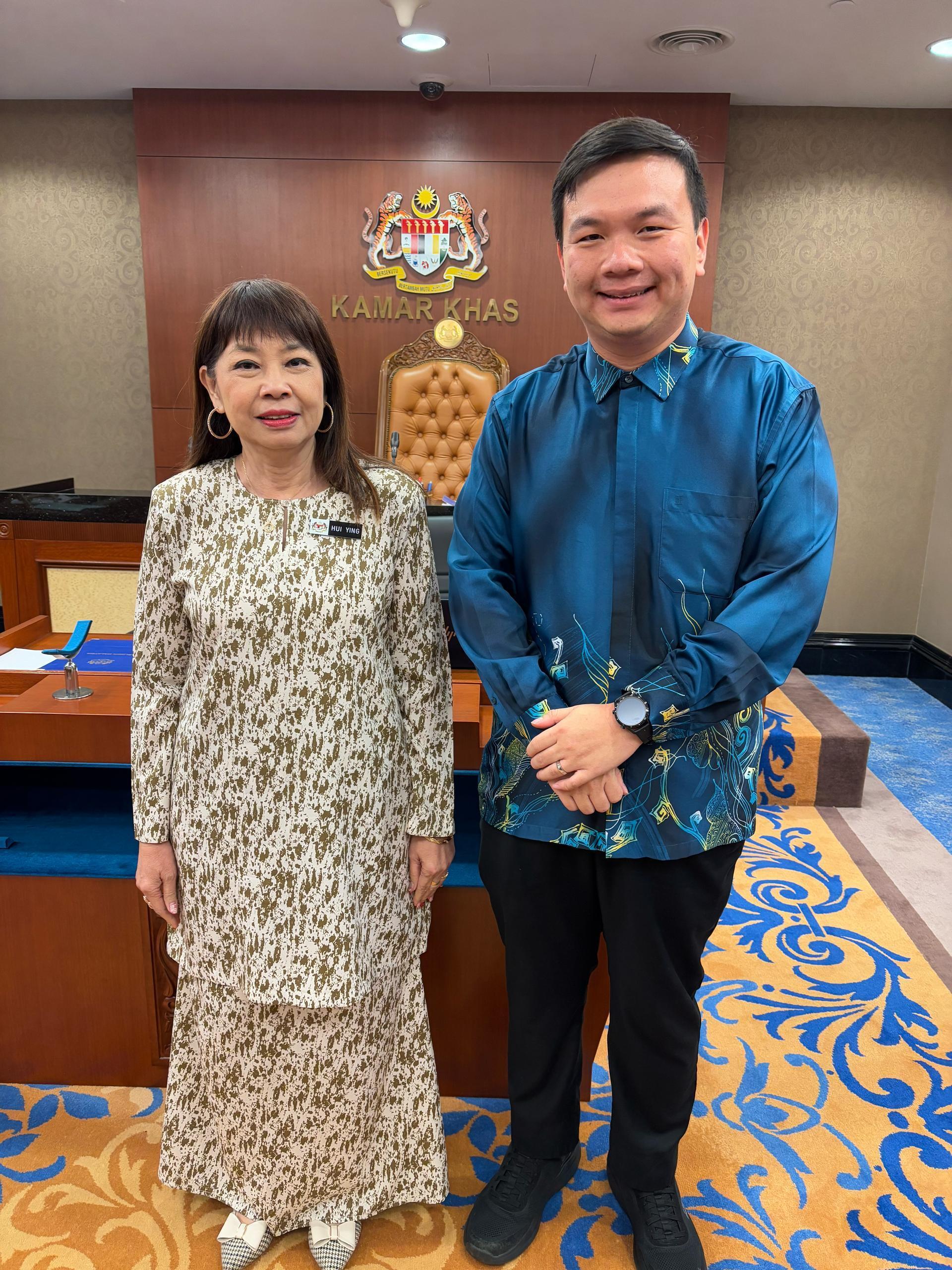 美里国会议员赵俊文（右）与大马财政部副部长林慧英合影。