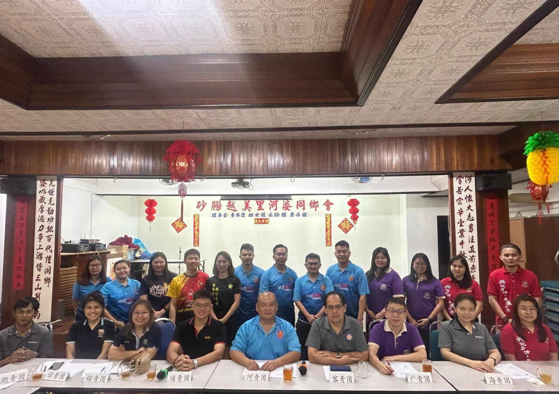全体出席者合照，前排坐者左起为美里潮青团团长吴洪庆  、美里诏青团秘书沈秋慧、美里榕青团秘书范文琦、美里埔青团团长谢  家洪、美里河青团团长张鸿庆、美里客青团团长杨万勇、美里广青团团  长余伟顺、美里海南青团副团长林宝卿及美里兴青团副团长杨紫萱 。