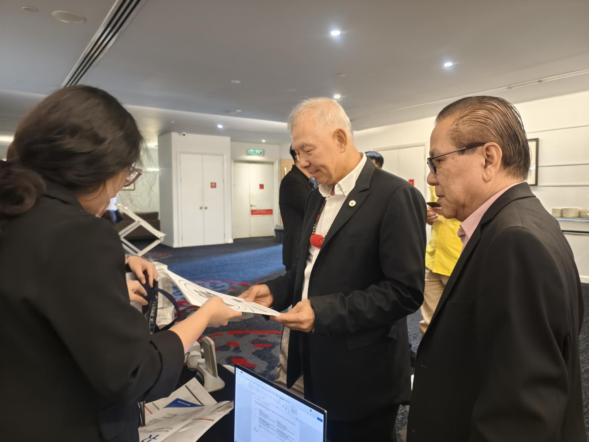 2024年国际糖尿病与肥胖大会主席杨贵重（右）陪同闭幕主宾砂旅游部副部长拿督陈超耀（中）巡视参与大会的展出柜台。