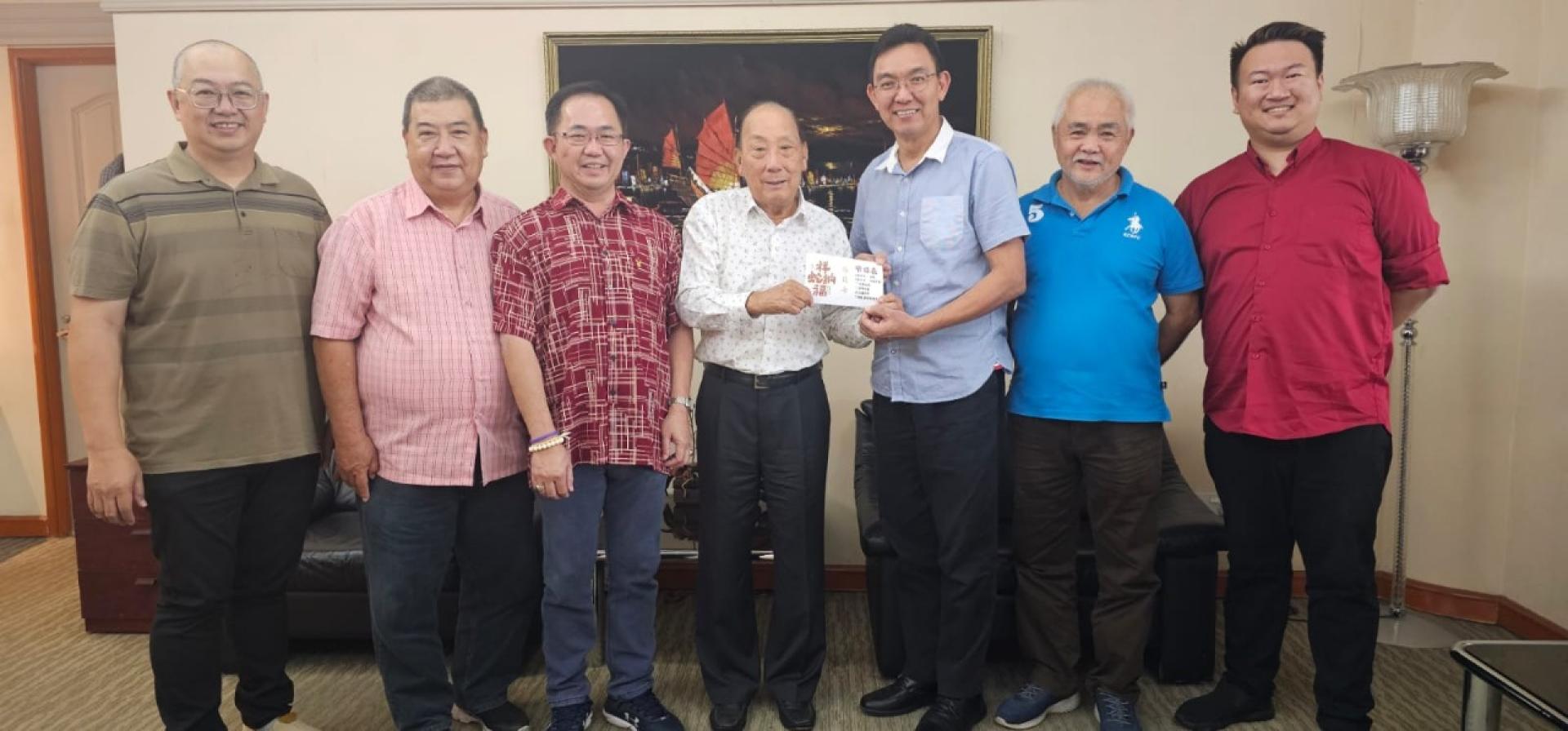 汶中校友会会会长林伟发移交请柬予丕显甲必丹拿督吴景进