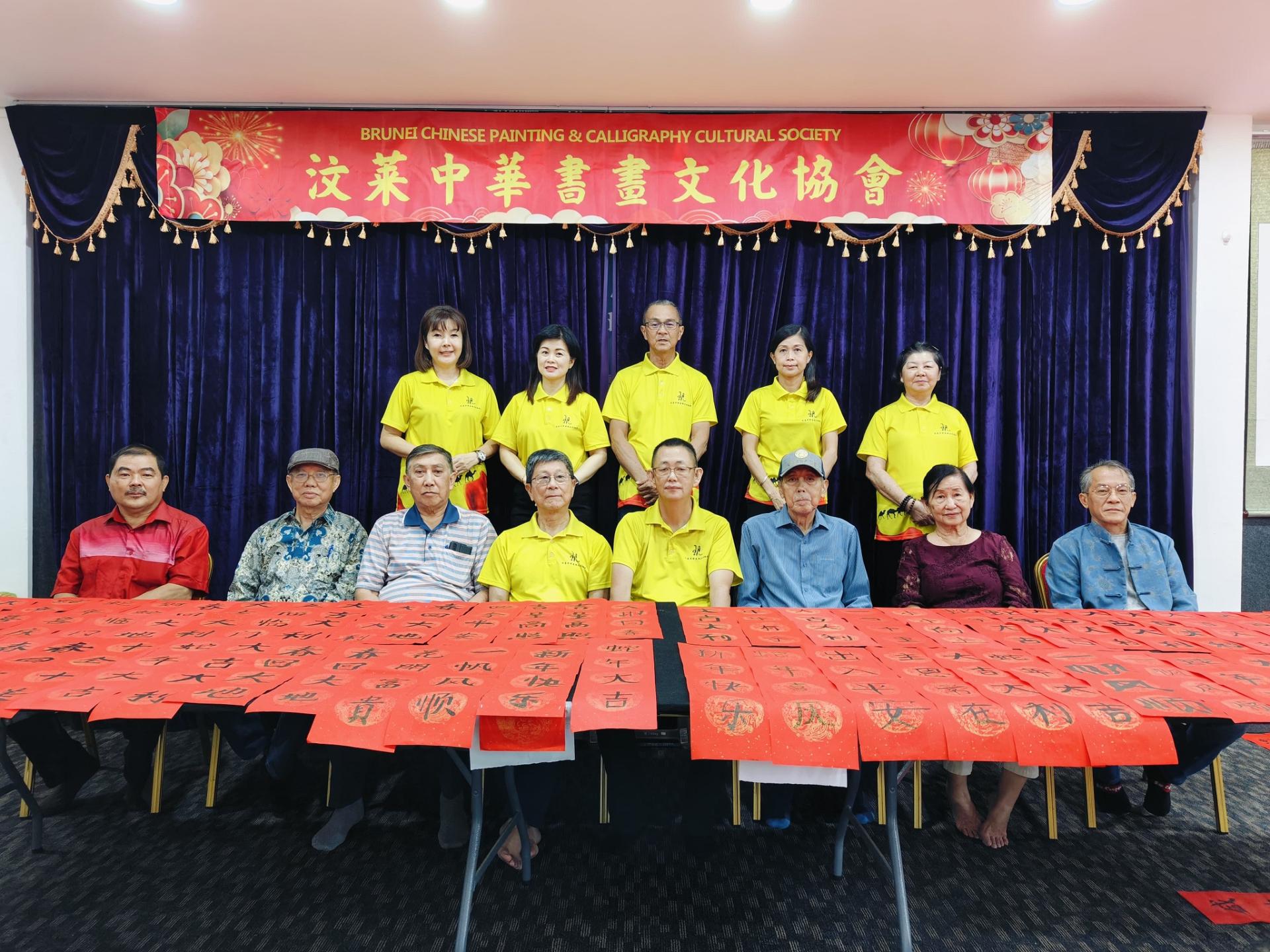 评审与挥春大赛组委们合影