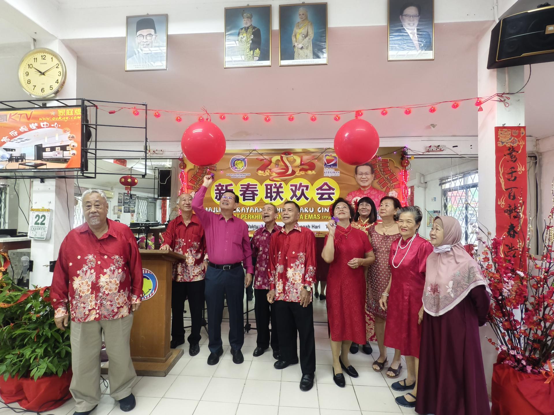 砂拉越交通部长拿督斯里李景胜与筹备主席林秀娥为新春联欢会主持开幕仪式。