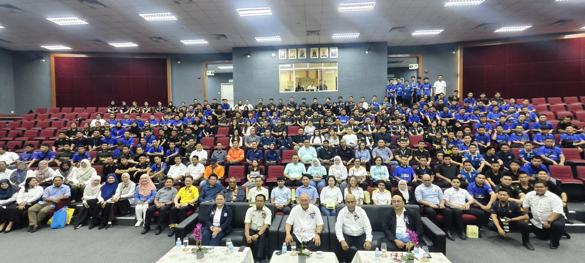 嘉宾与与会者在2025年石油与天然气职业、就业与培训展开幕仪式上合影。