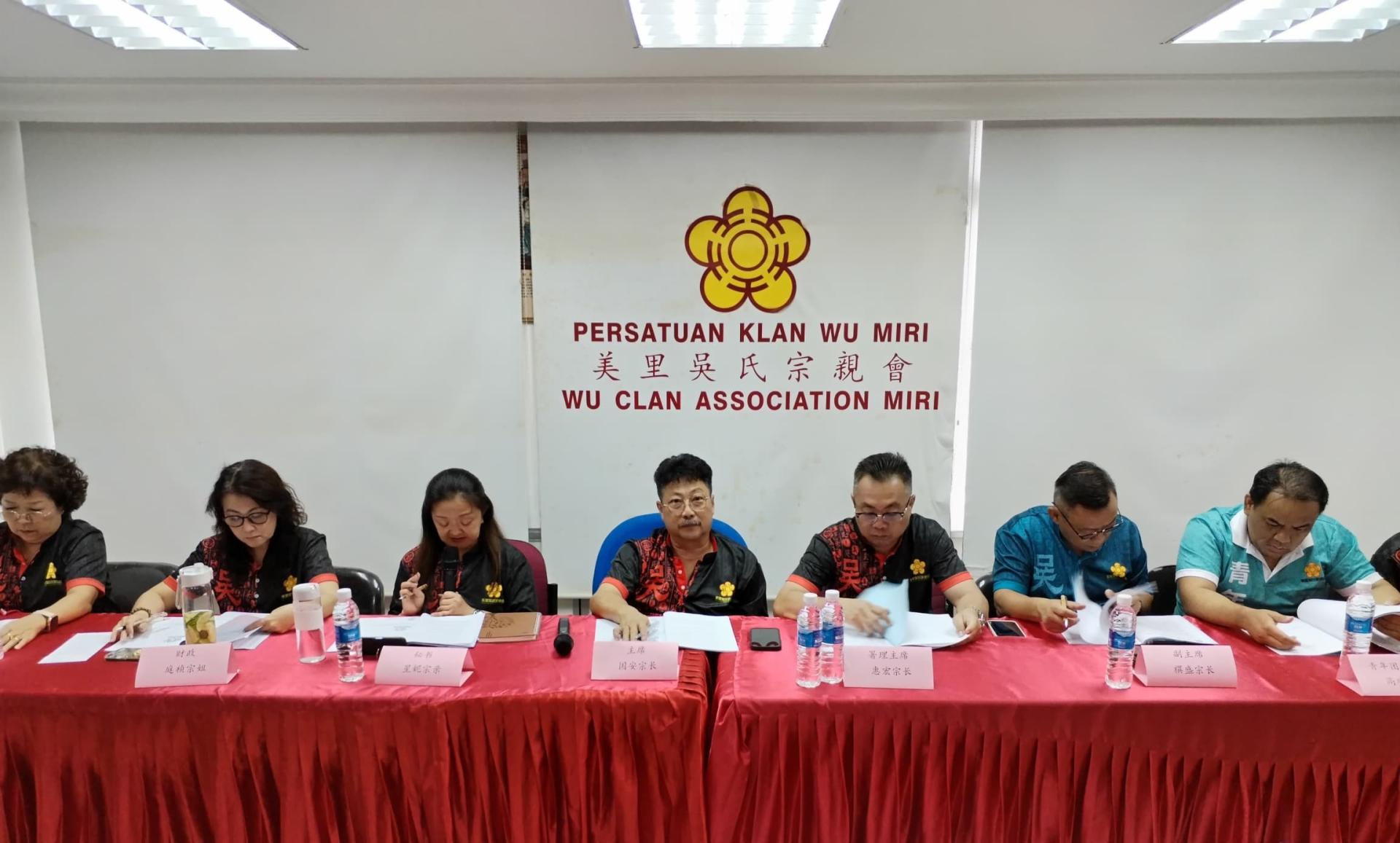美里吴氏宗亲会常年会员大会進行中。中為主席吴国安。