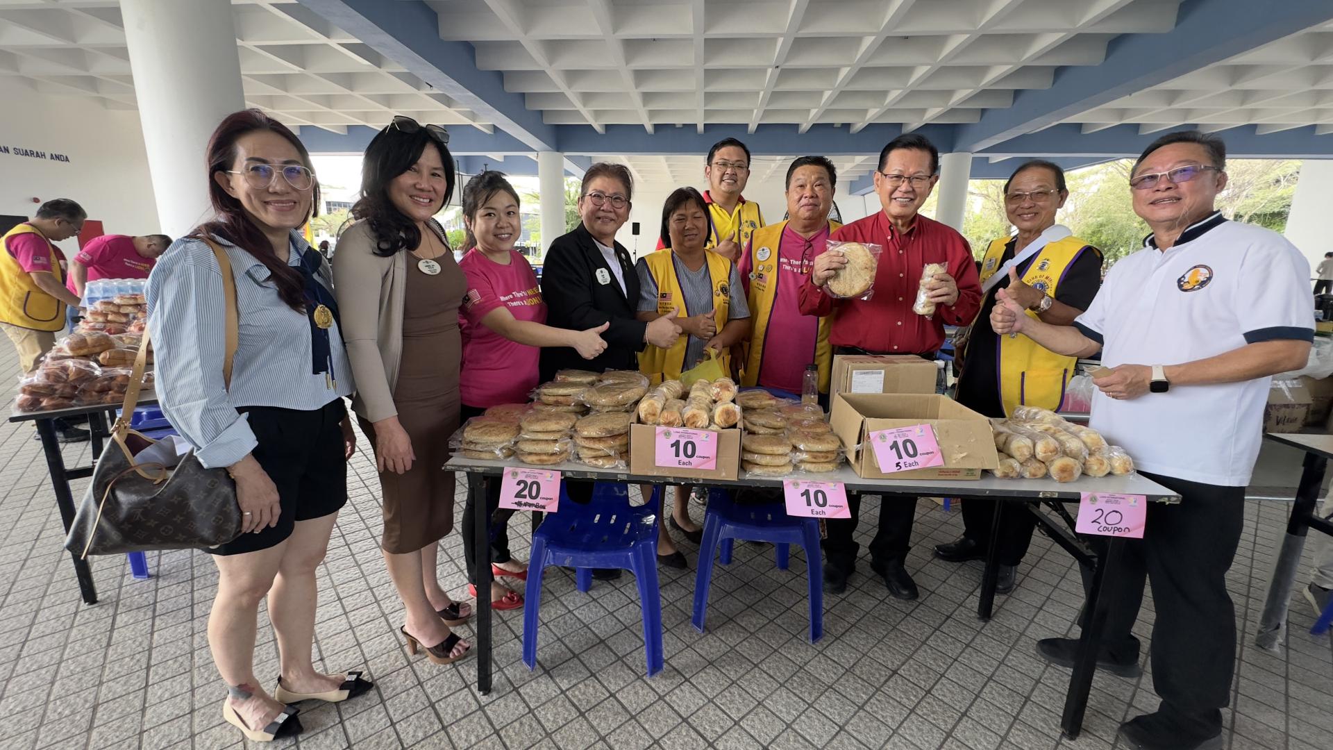拿督斯里李景胜（右3）支持“狮爱义卖爱心无限”，购买传统礼饼和白豆沙饼。左2为总监何姿霖、左4为国际狮子会308复合区议长刘美丽、左7为分区主席拿督阮兴德，以及右1为专区主席黄平南。