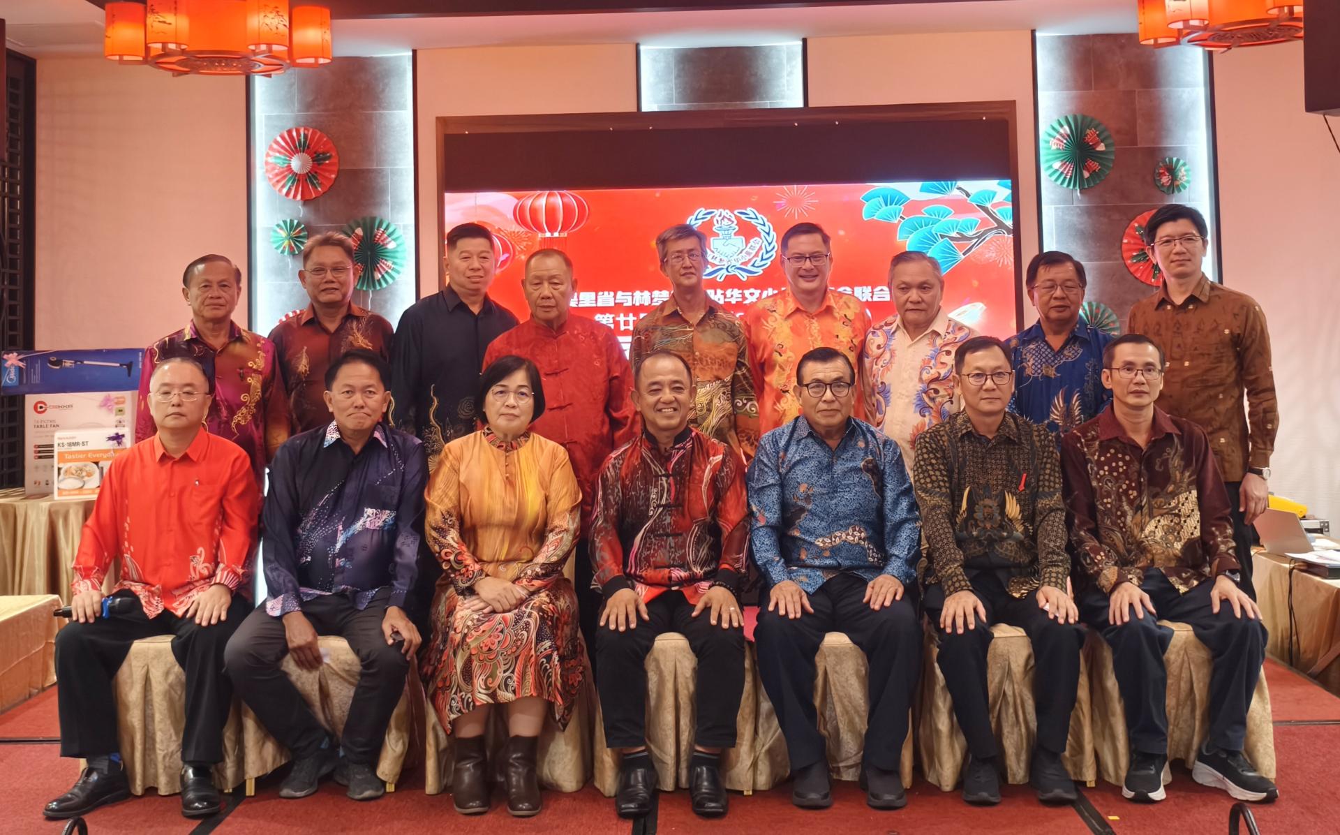 美里省与林梦省津贴华文小学董事会联合会2025至2026年第20届理事会成员合影留念。左4为主席本固鲁叶增城。
