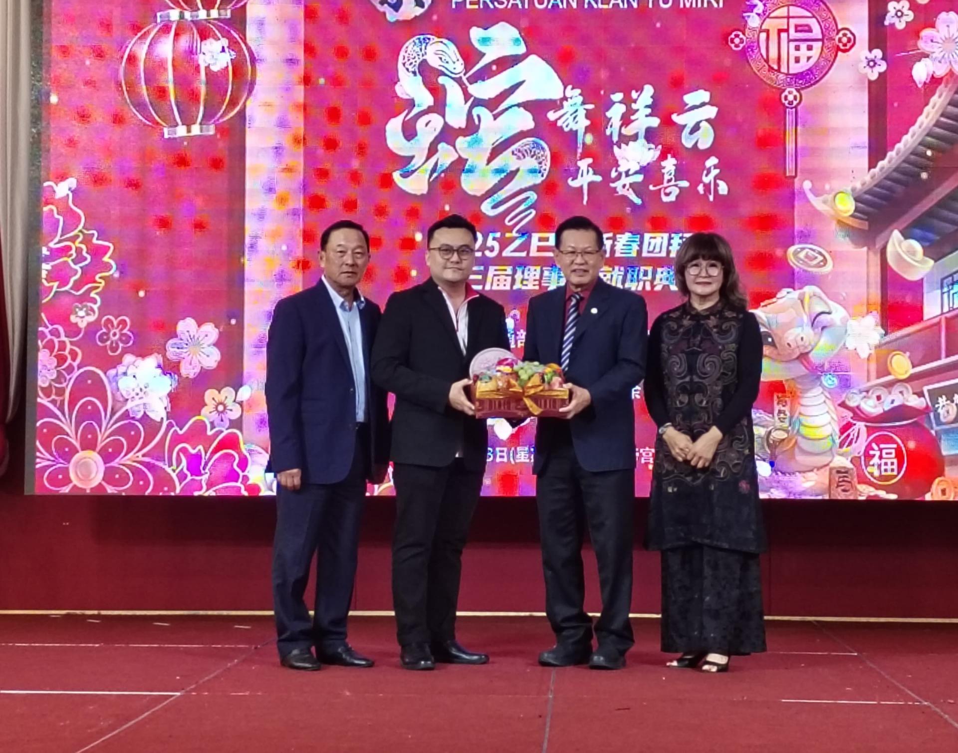 余氏公会新春团拜筹备会主席余佳正（左2）赠送纪念品给李景胜。左为永久名誉会长丹斯里拿督余民新，右为会长甲必丹余继香。