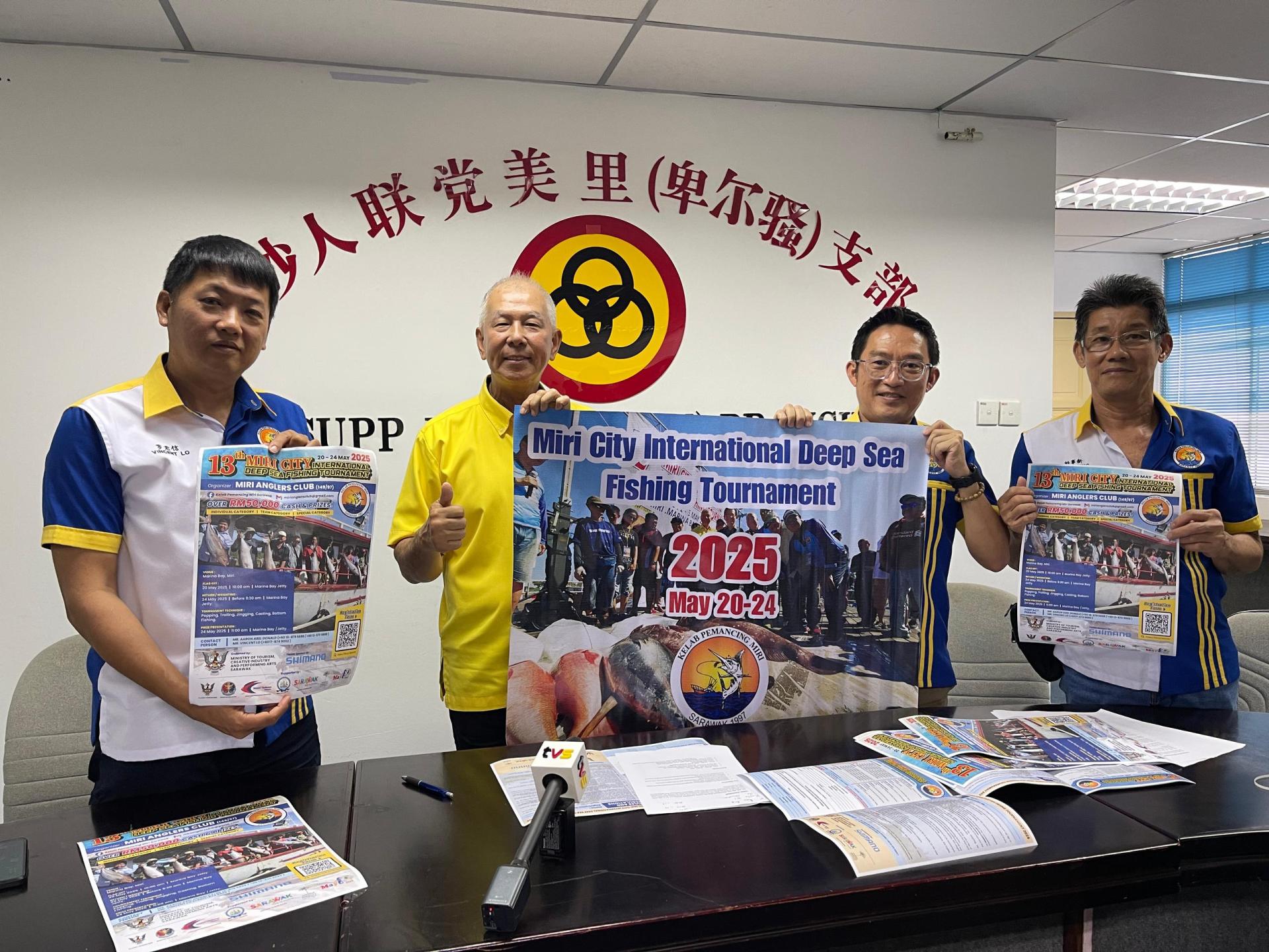 第13届美里市国际深海钓鱼比赛活动推展礼。左起为美里钓友俱乐部秘书罗君信、砂拉越旅游部副部长拿督陈超耀、会长洪立川 及理事许事新。