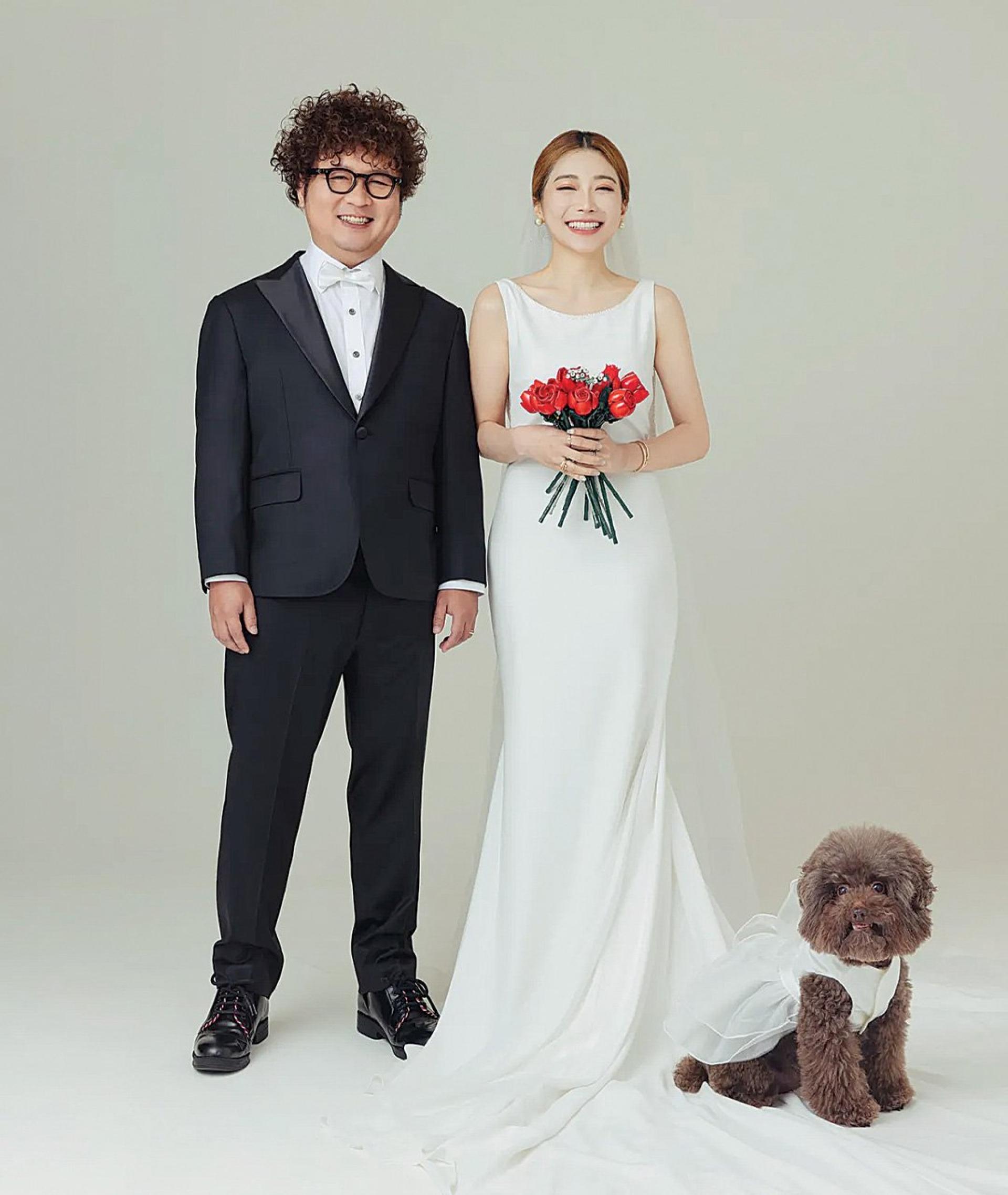 纳豆、依依带着爱犬拍婚纱。