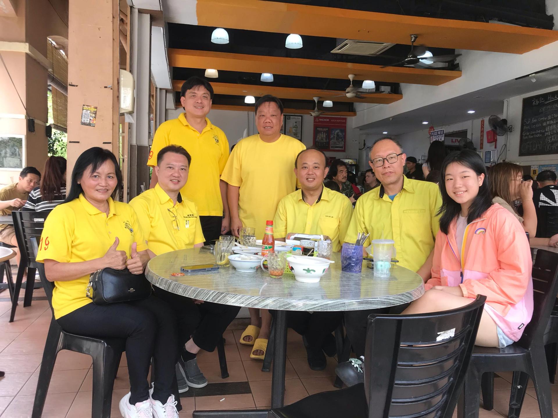 砂人联党卑尔骚支部服务团队合影。