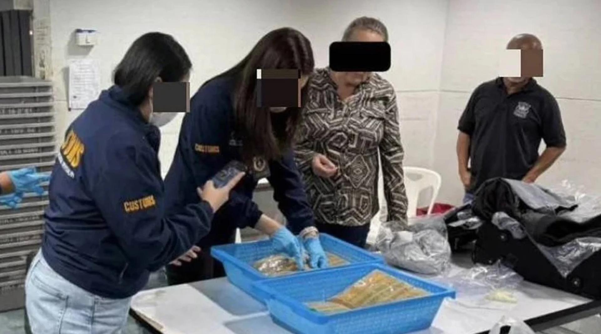美国妇女被执法人员锁定。（图：民族报）