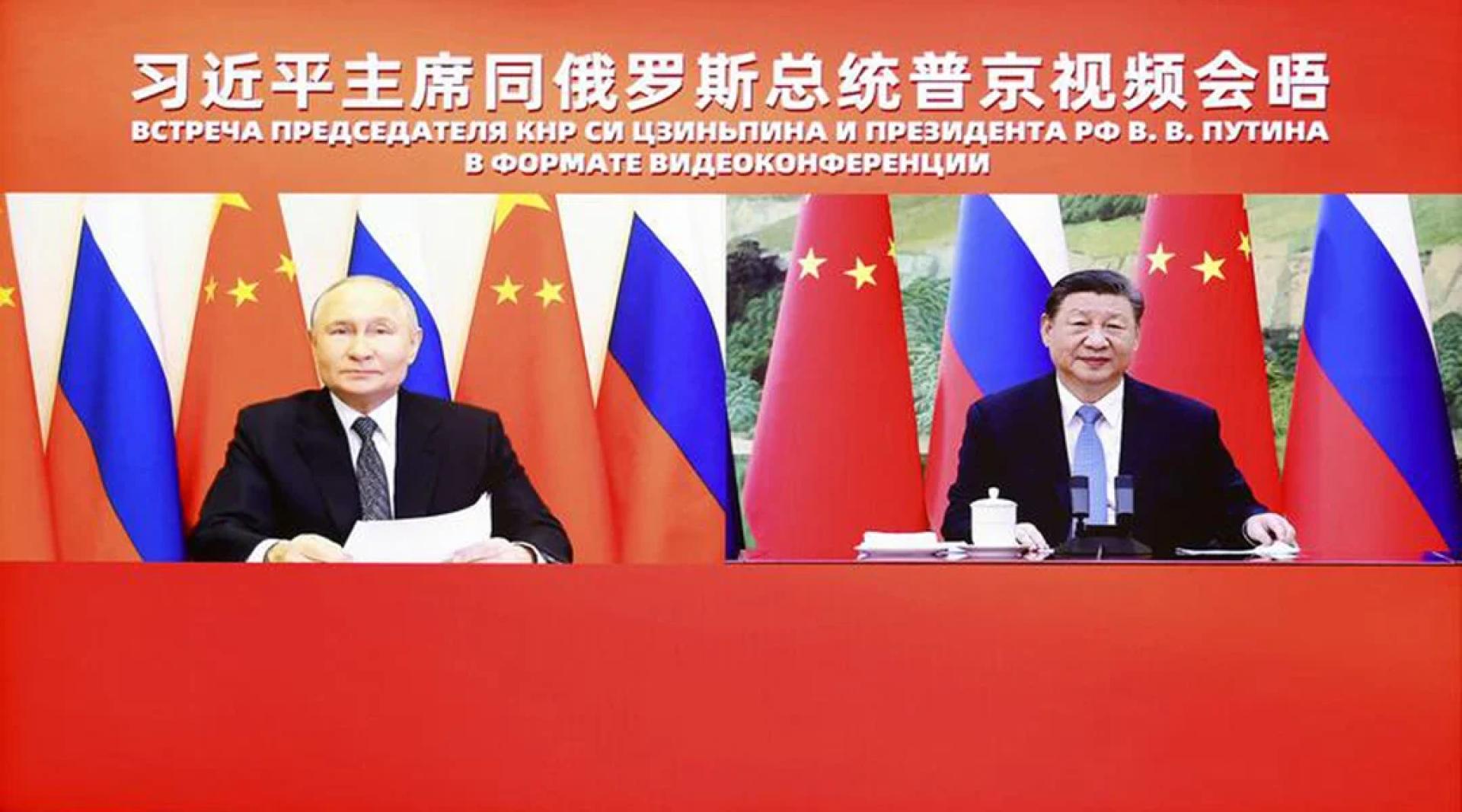 习近平（右）于1月21日在北京人民大会堂同普京（左）举行视频会晤。（图：新华社档案照）