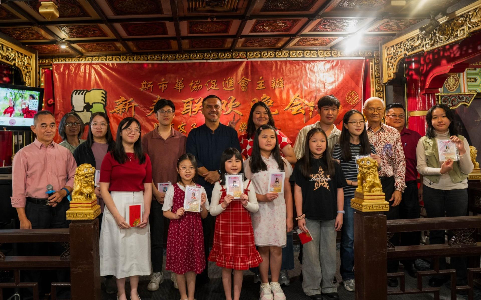 华协理事与获奖励金学生合影