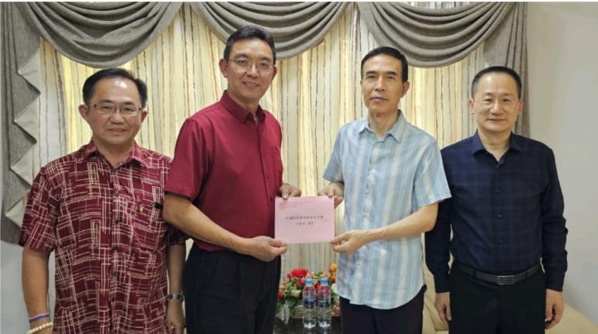 汶中校友会会长林伟发 移交邀请函予中国驻汶莱特命全权大使，左一为汶中校友会署理会长 林源泰 ， 右一为中国使馆王海涛参赞