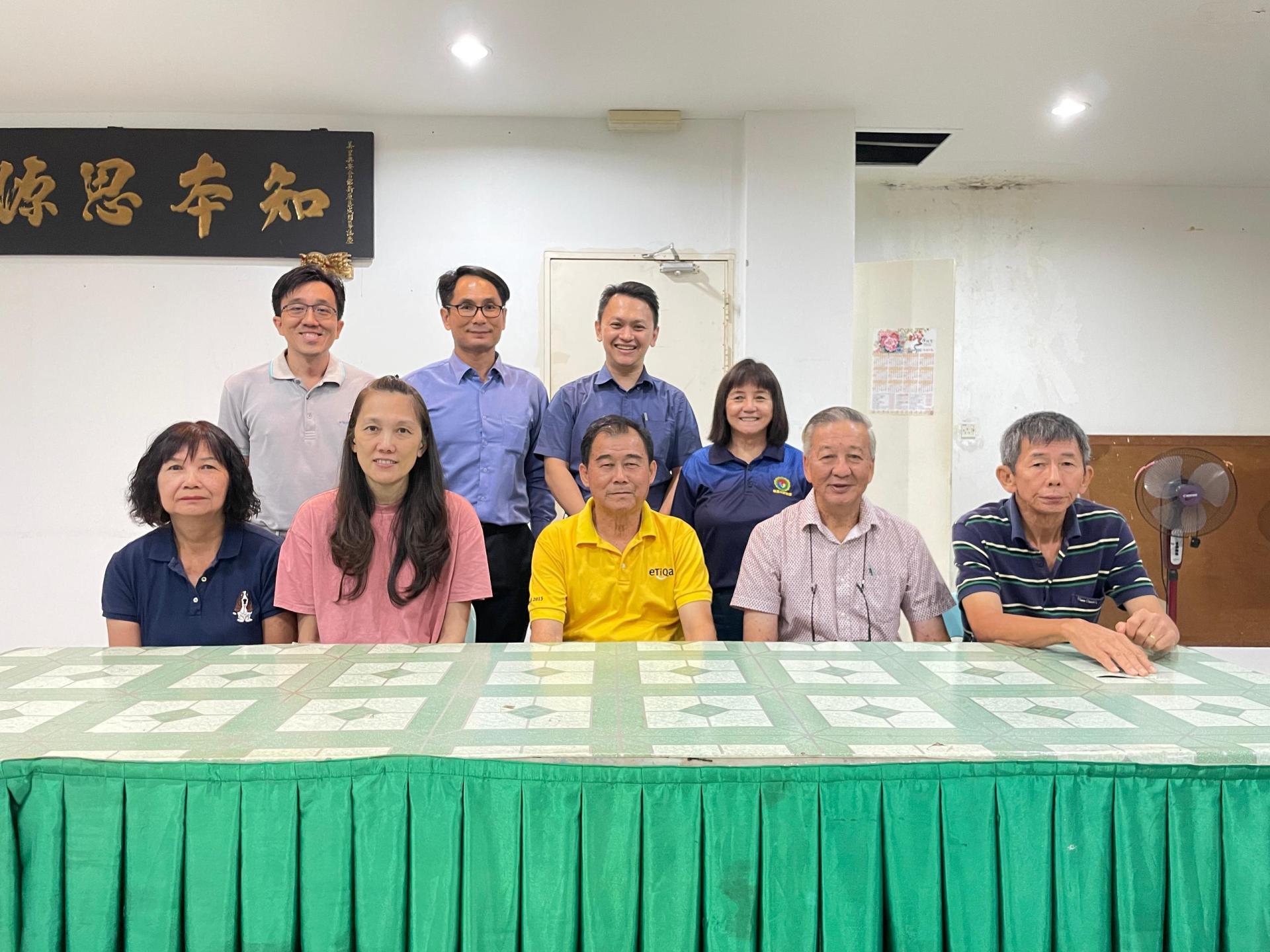 美里兴安会馆部分筹备会成员合影。左3起为筹备会主席林天禄及会长李明森。