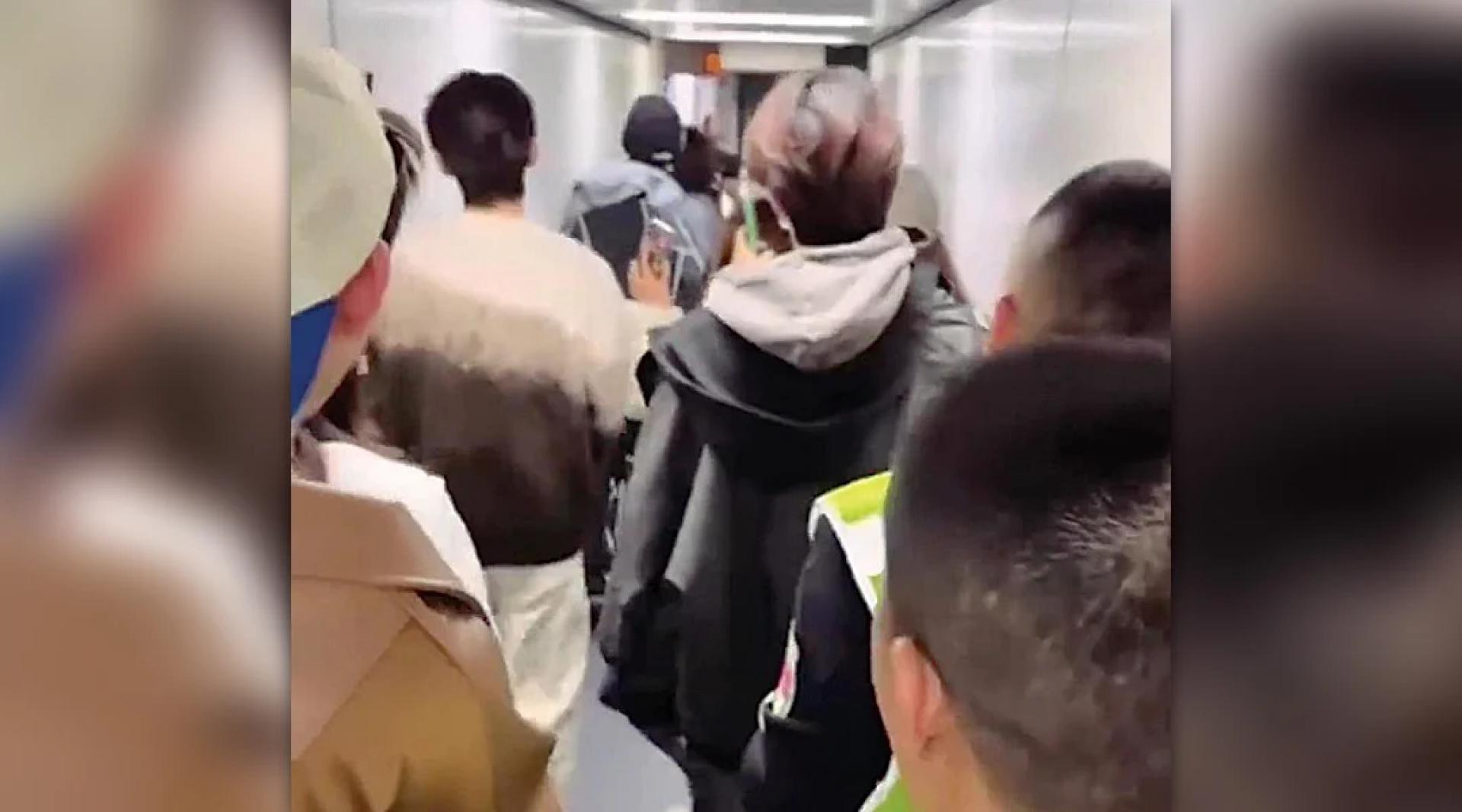 LOONG 9于深圳机场登机时，疑插队上机。