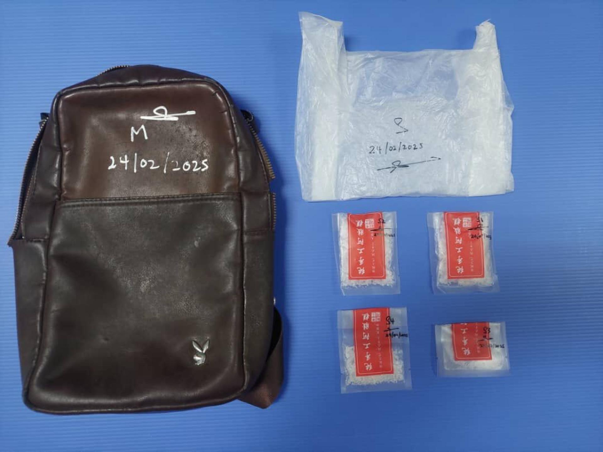 警方发现嫌犯的包包有疑似冰毒的毒品。