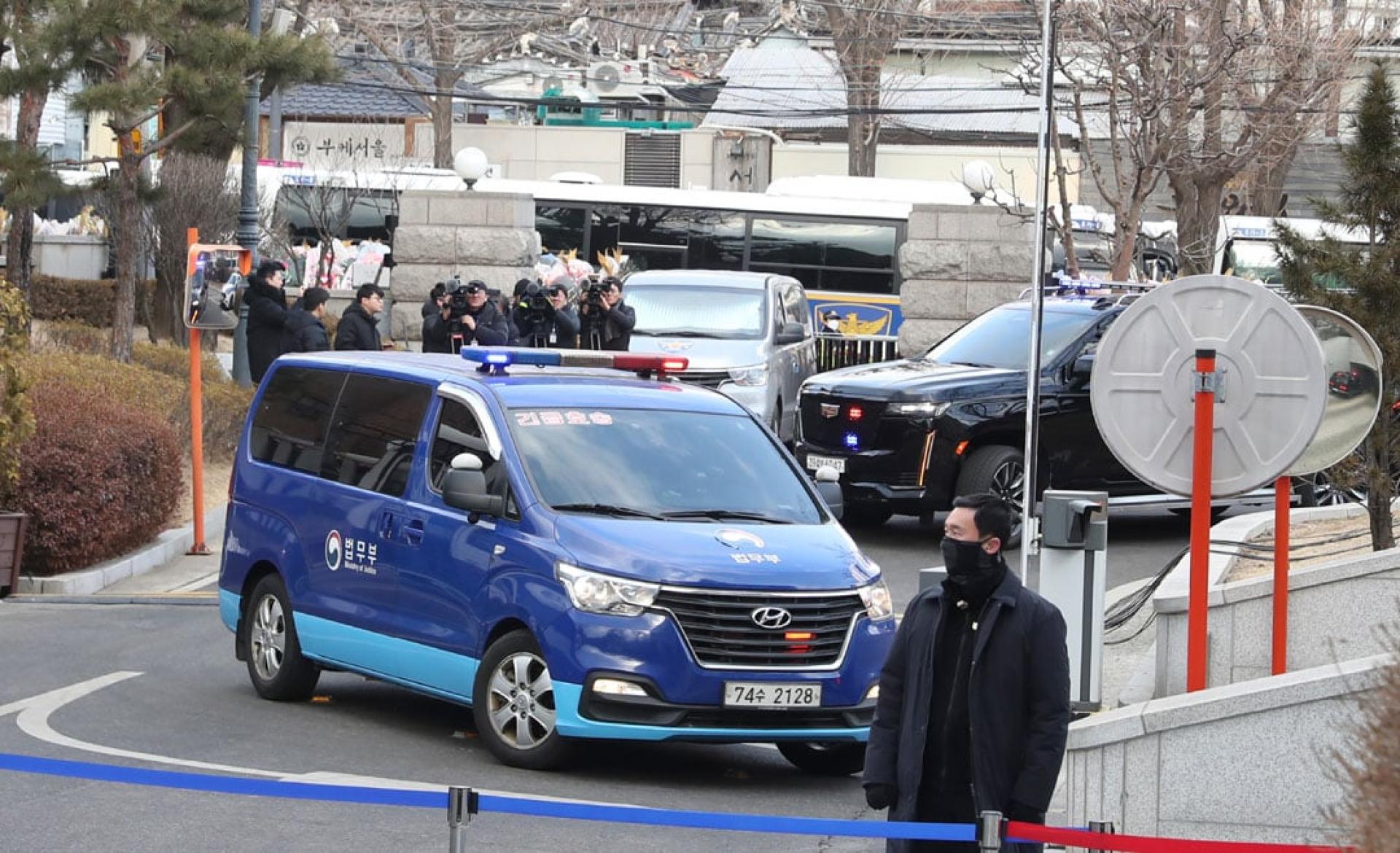 尹锡悦乘坐的车辆抵达宪法法院。（图：新华社）